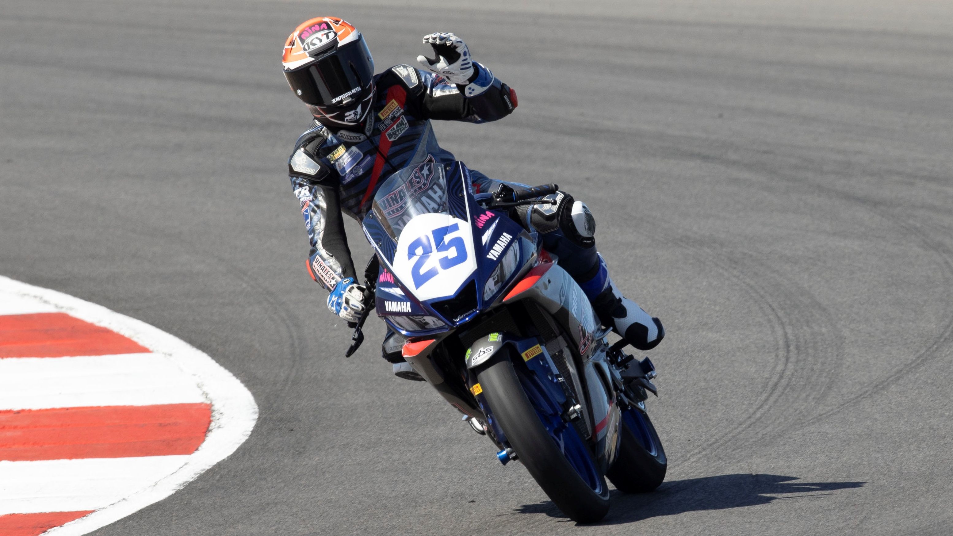 Isaac Viñales dio una vuelta de honor en memoria a su primo Dean Berta