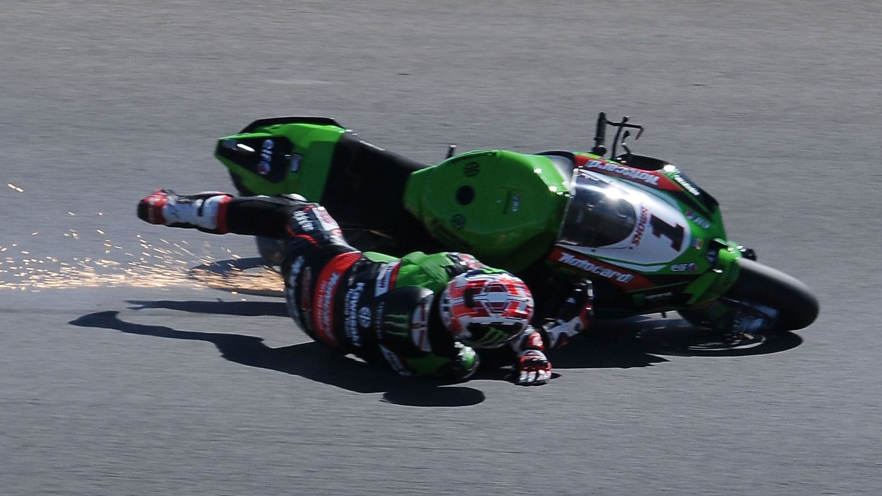 Jonathan Rea se fue al suelo cuando lideraba la primera carrera