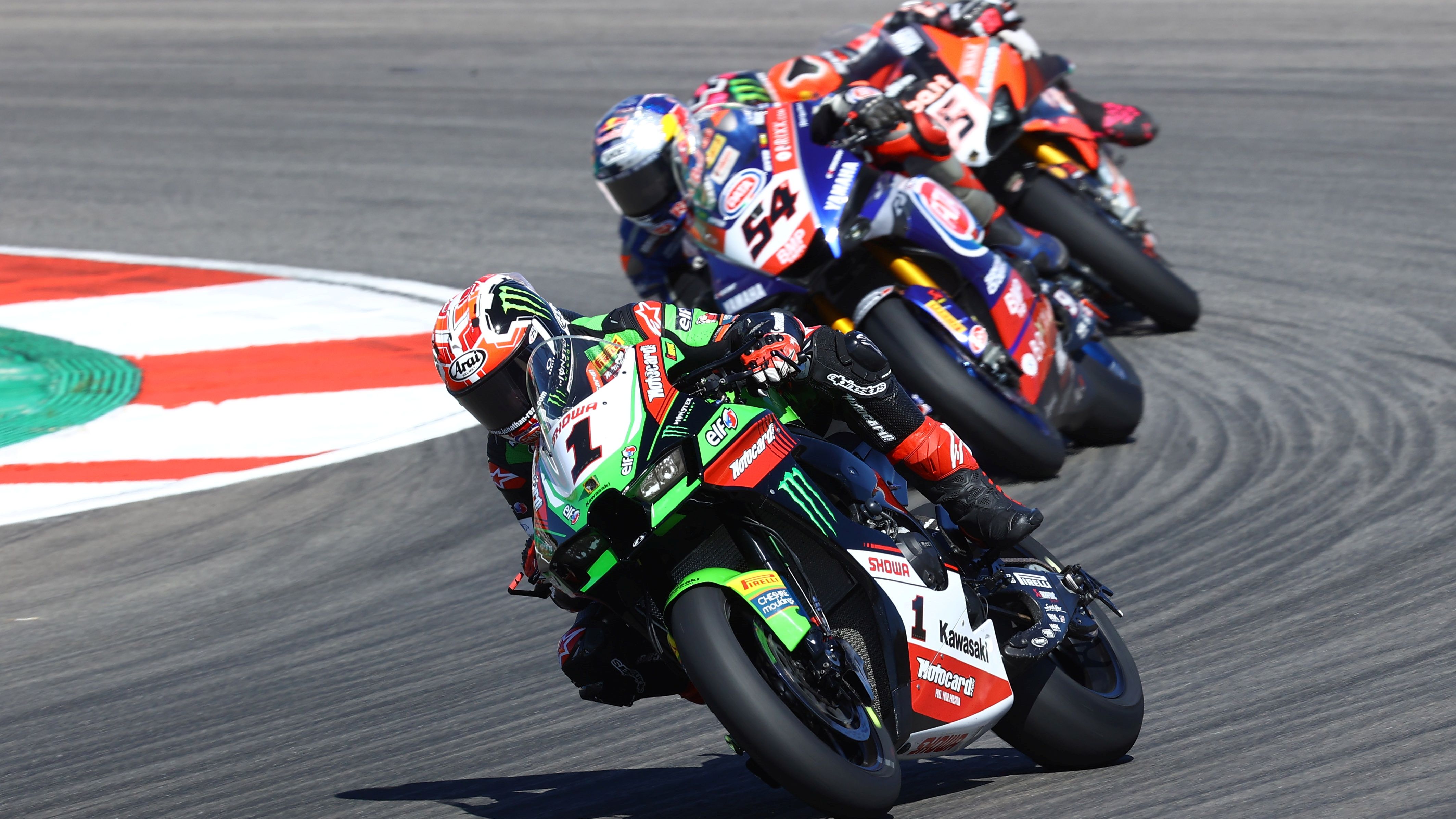 Jonathan Rea trata de escaparse de Toprak Razgatlioglu y Scott Redding