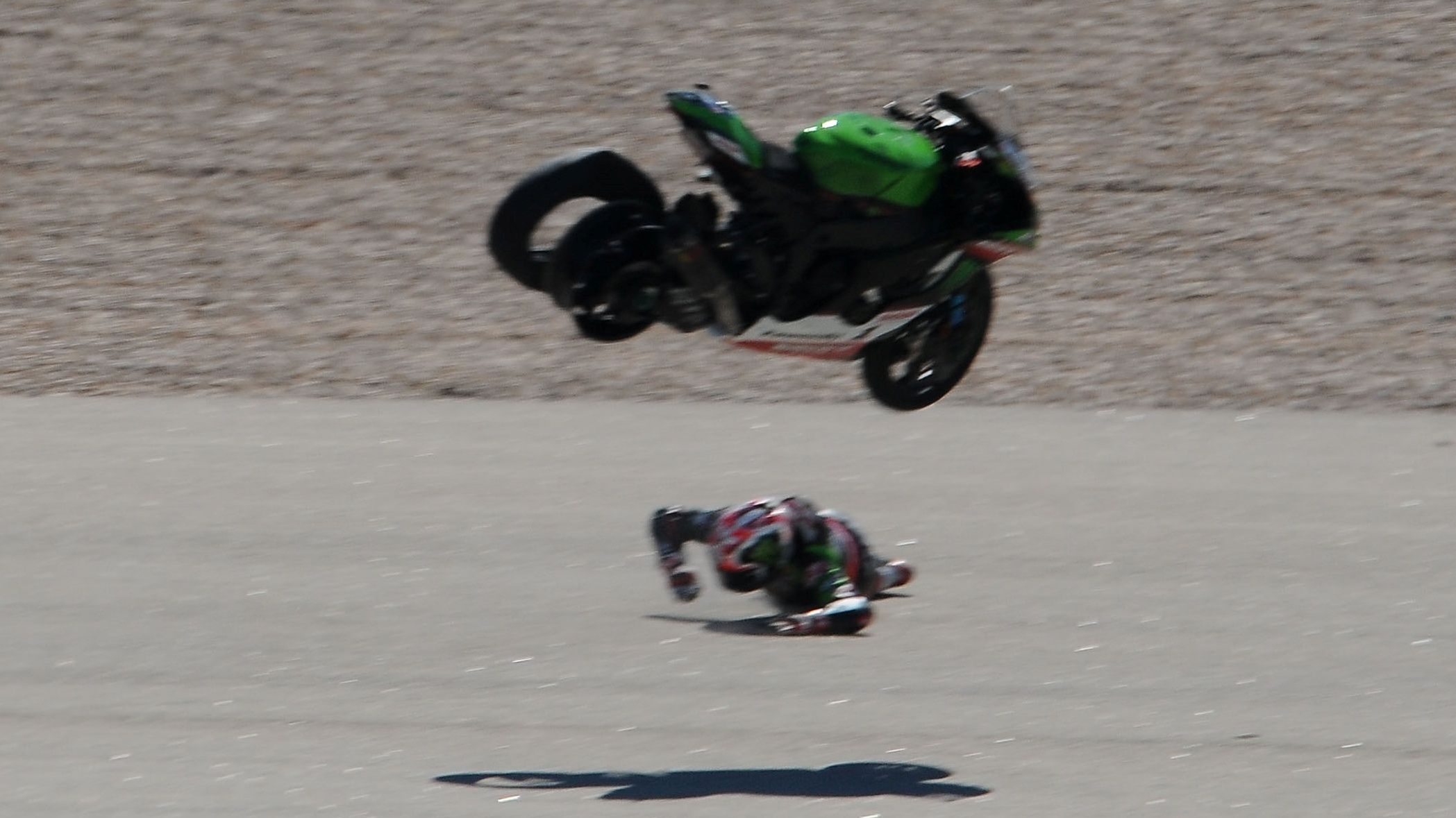 La caída de Jonathan Rea se produjo a gran velocidad
