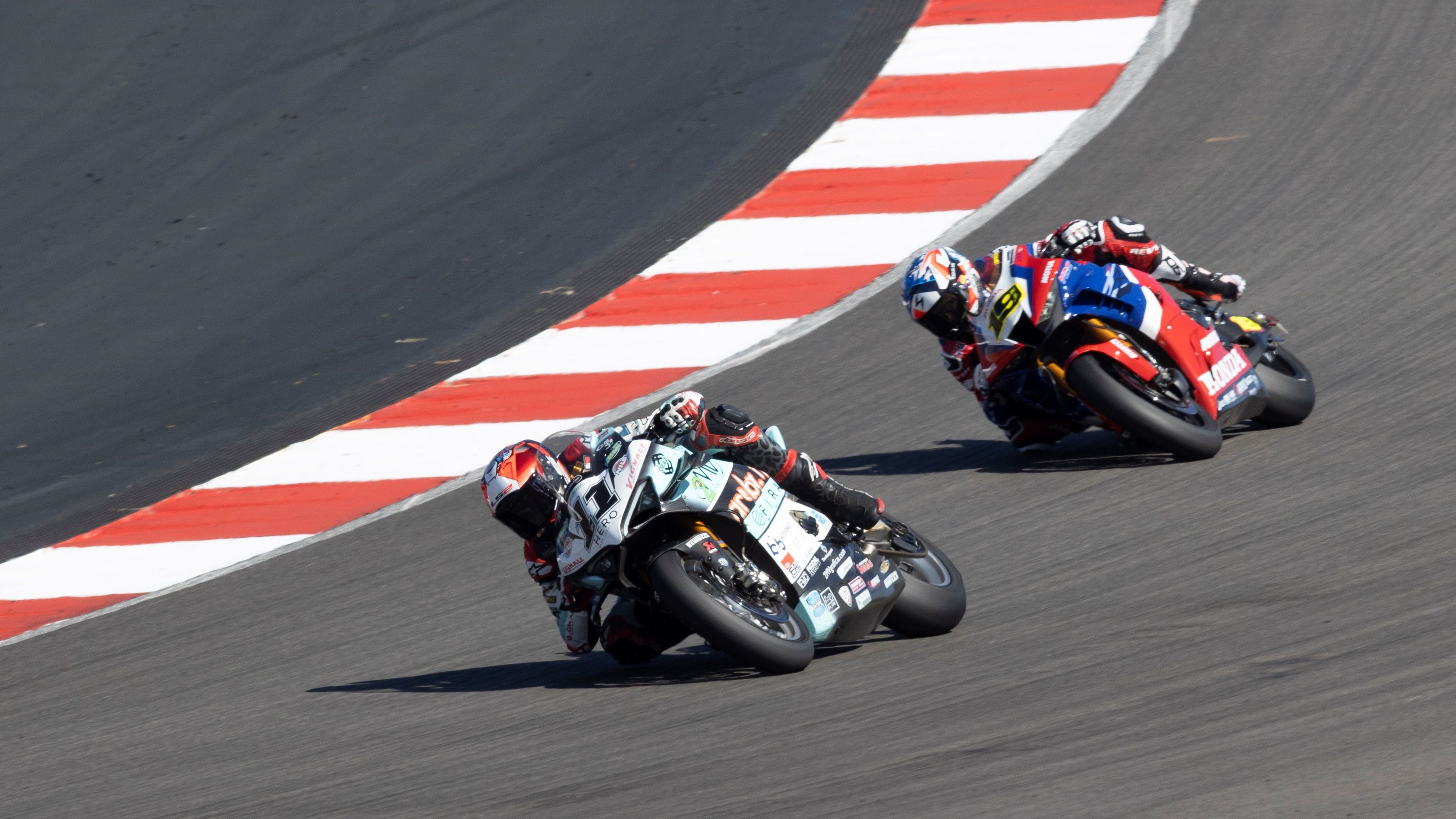 Loris Baz y Álvaro Bautista peleando por el podio