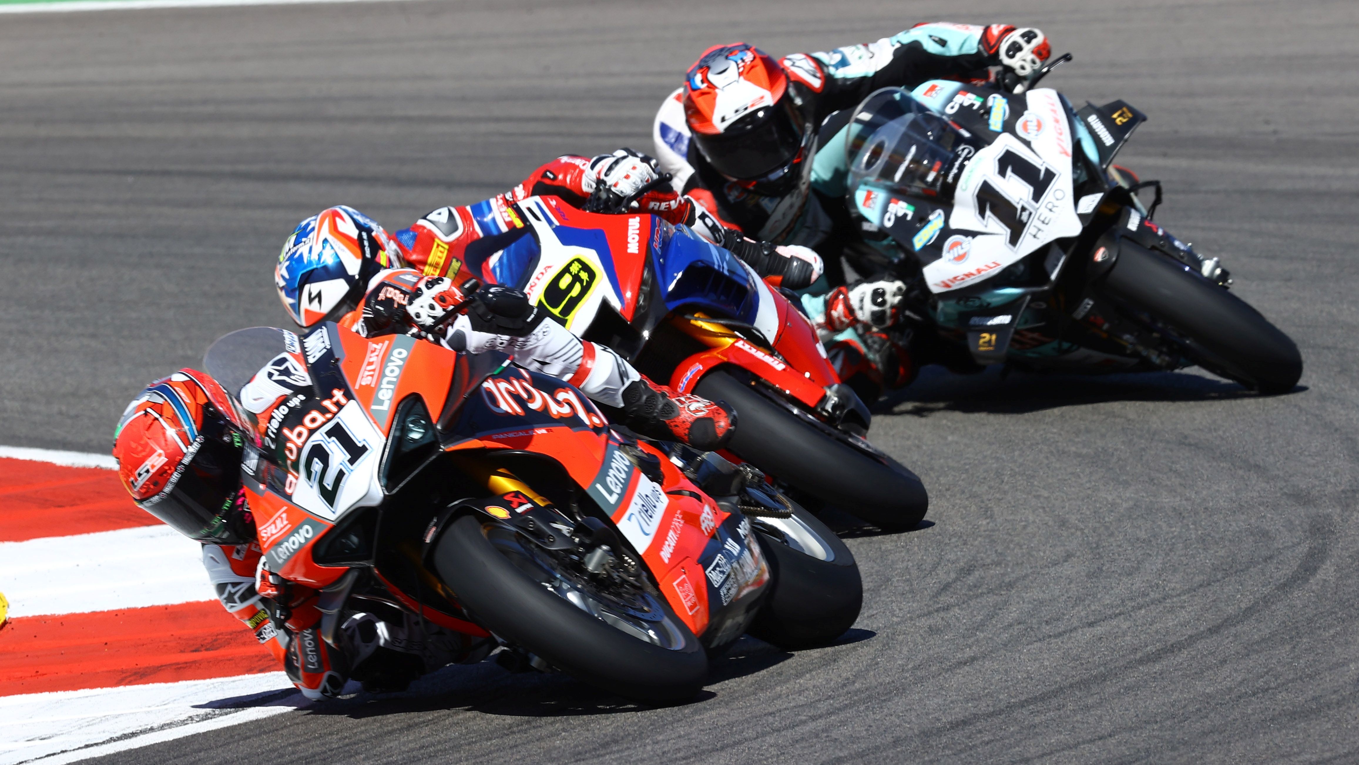 Michael Rinaldi seguido por Álvaro Bautista y Loris Baz