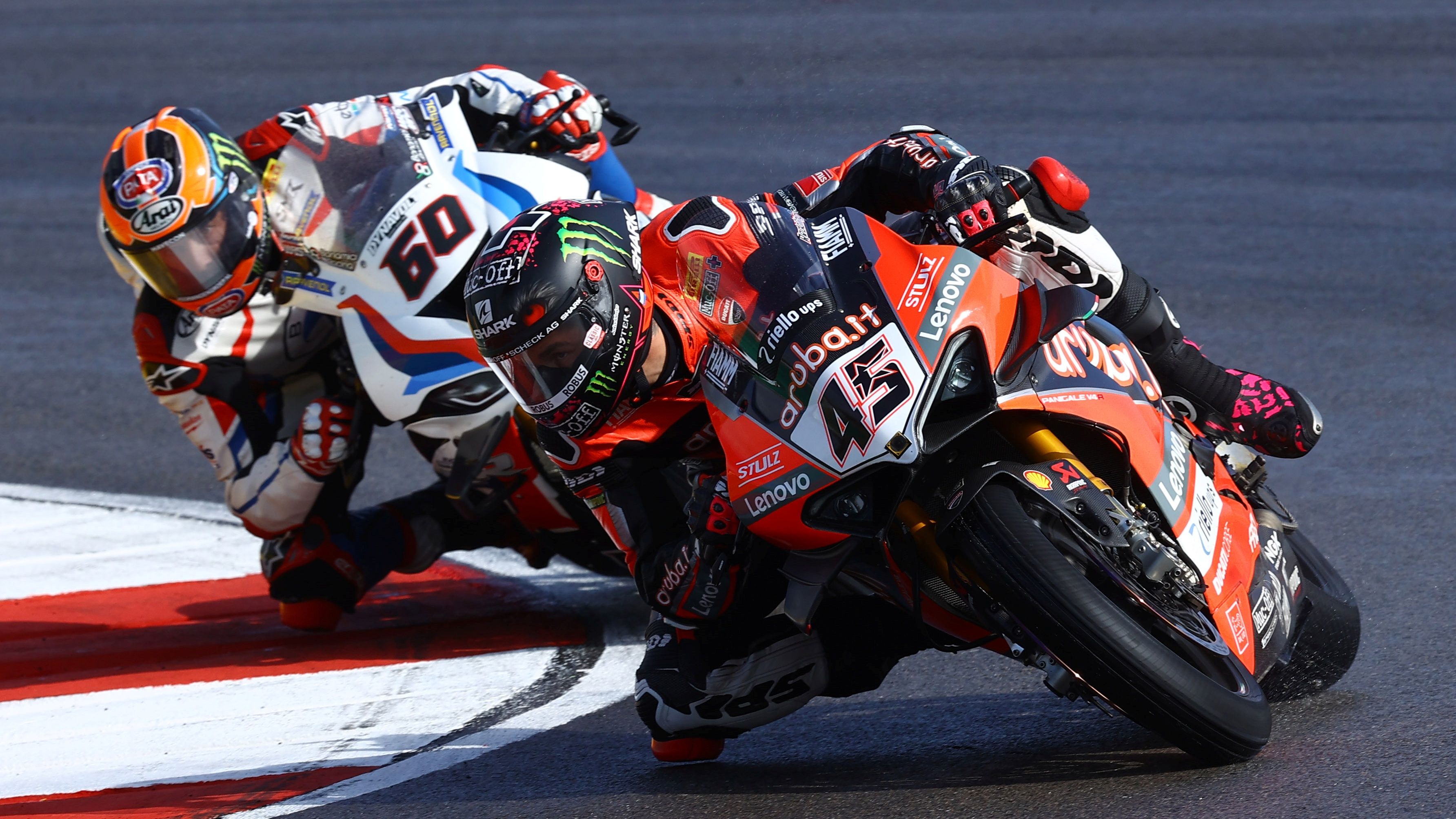 Scott Redding trata de defenderse de Michael van der Mark