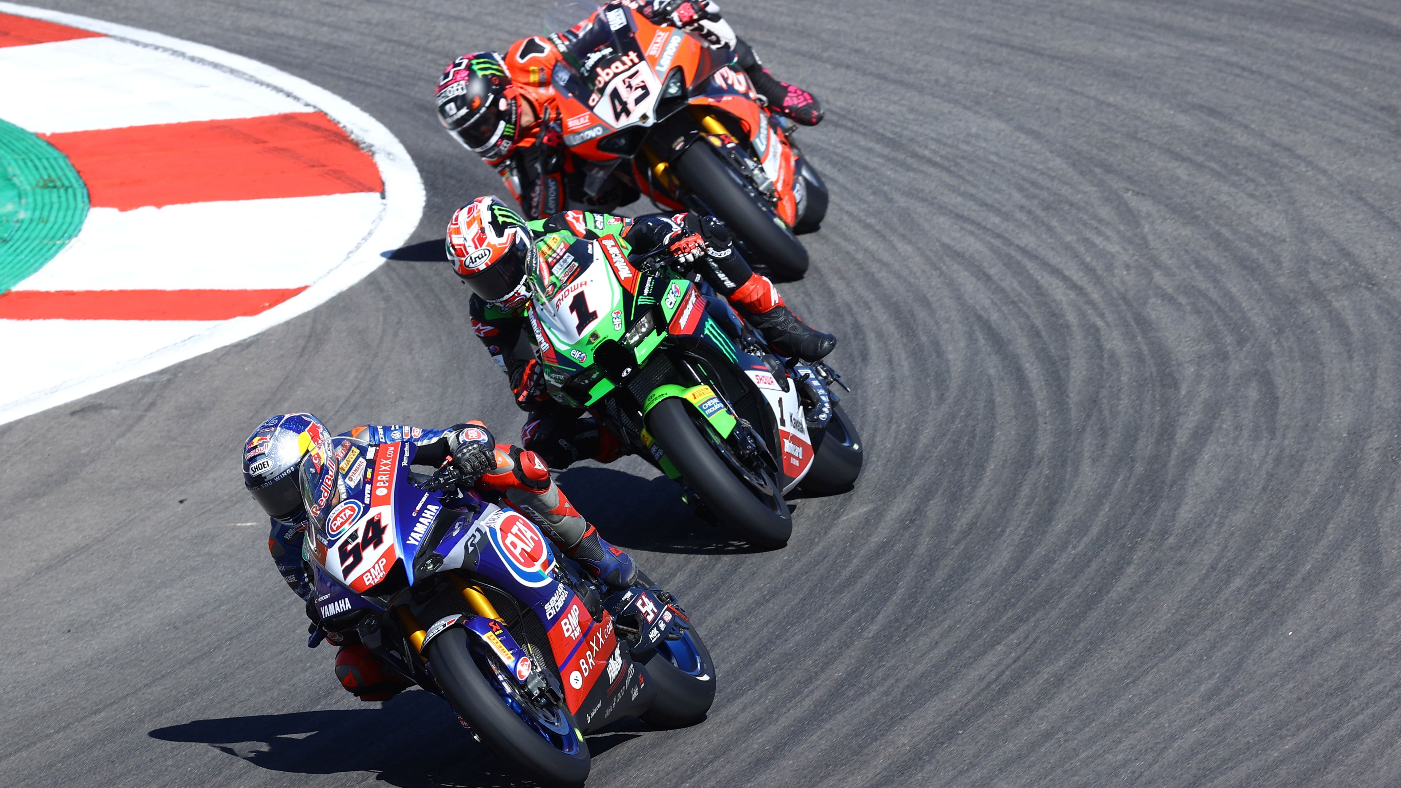 Toprak Razgatlioglu lidera ante Jonathan Rea y Scott Redding