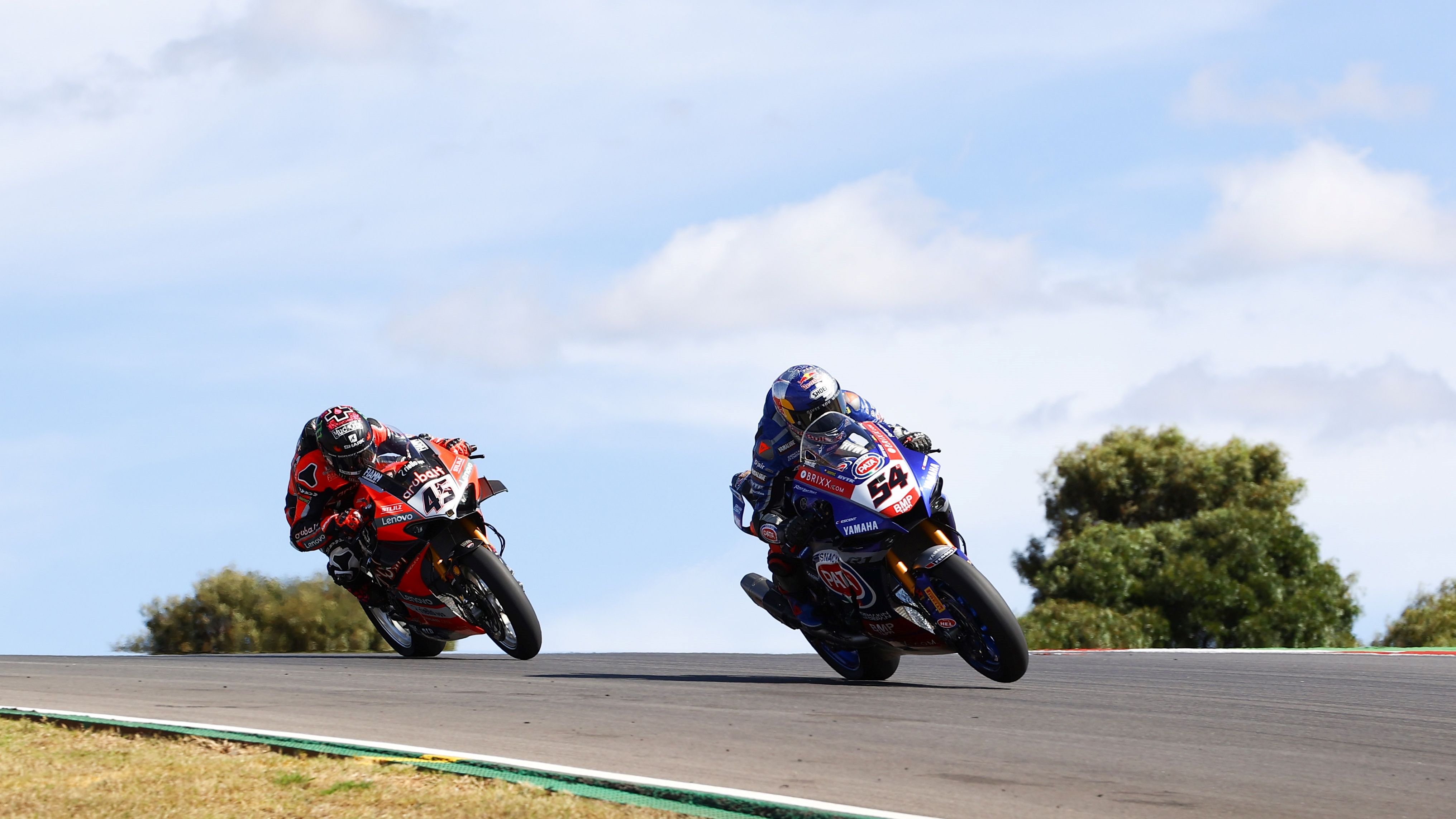 Toprak Razgatlioglu perseguido por Scott Redding