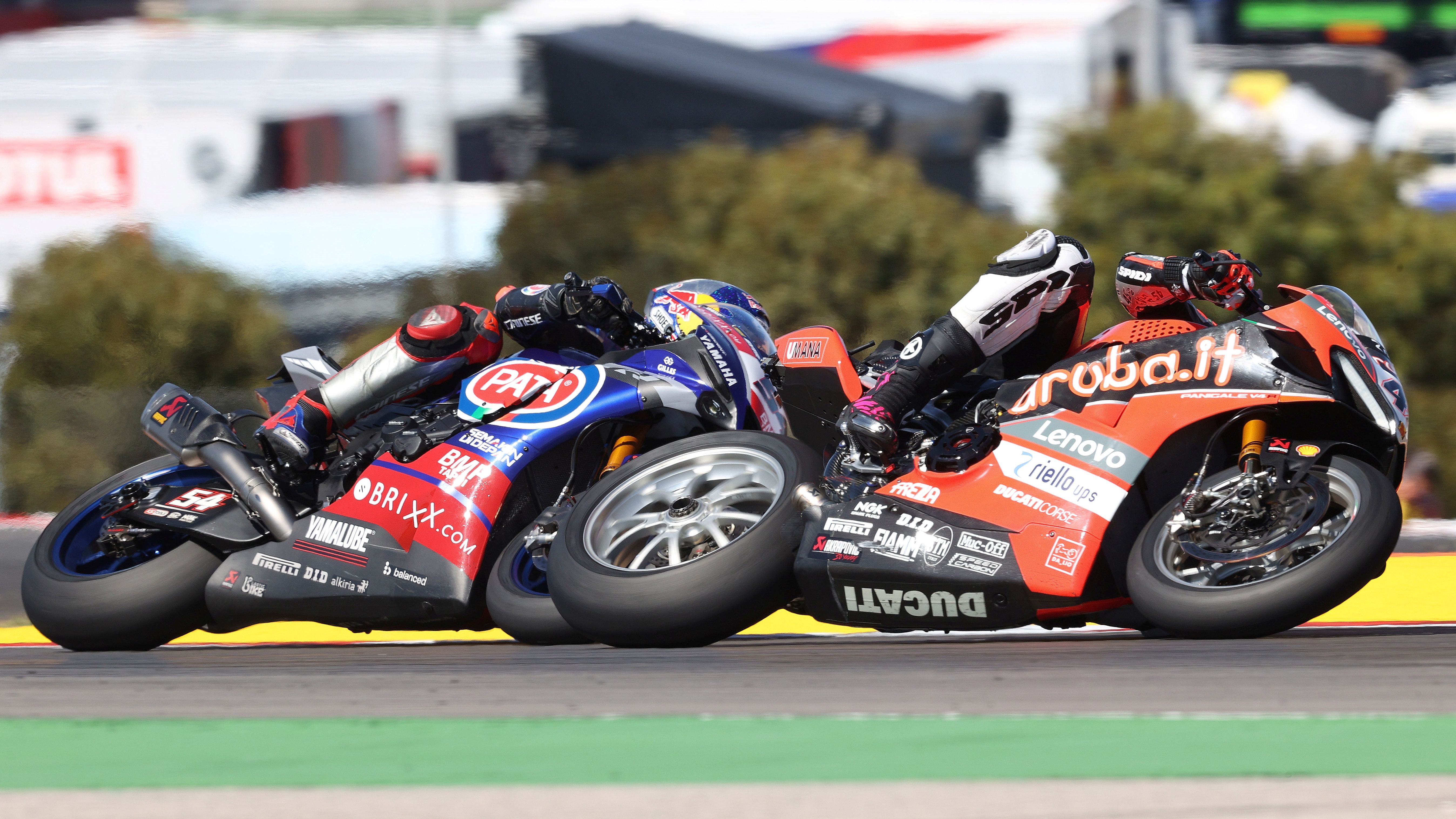 Toprak Razgatlioglu se lanza al interior de Scott Redding