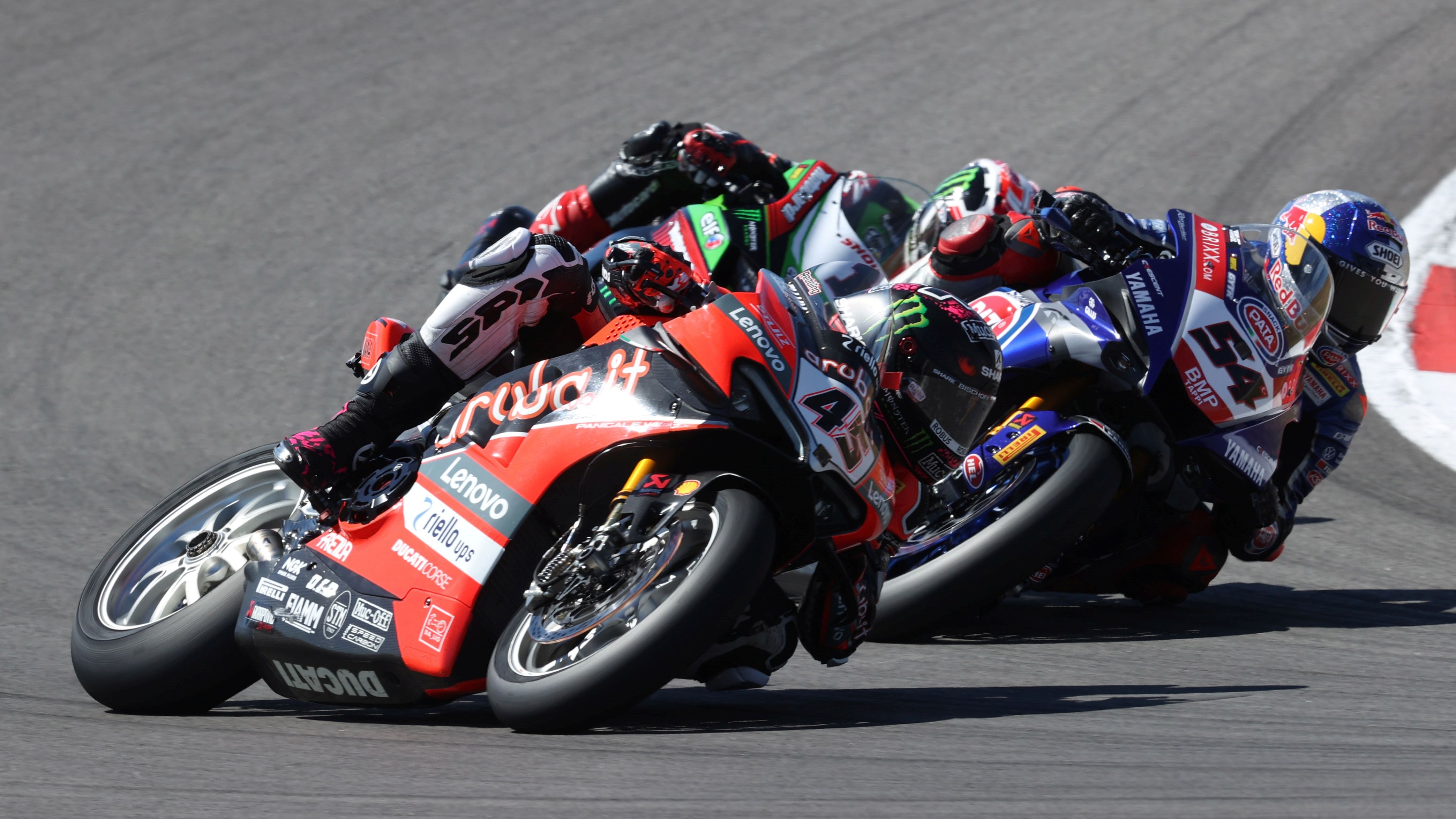 Toprak Razgatlioglu trata de pasar a Scott Redding en presencia de Jonathan Rea