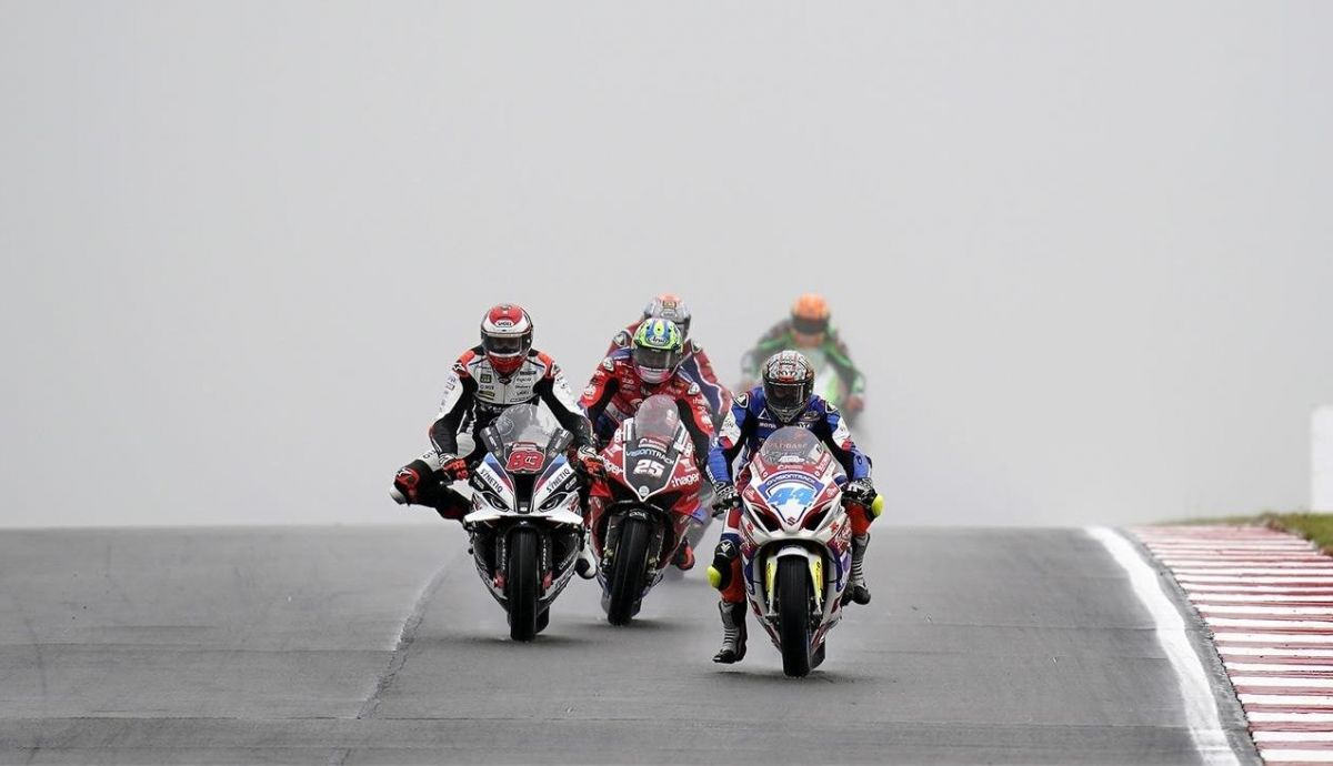Gino Rea seguido por Danny Buchan y Josh Brookes Gino Rea seguido por Danny Buchan y Josh Brookes