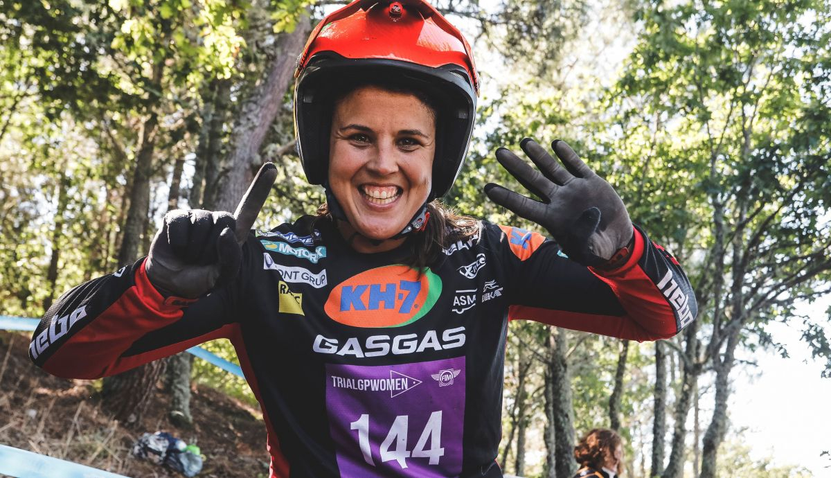 Laia Sanz festeja su 14º título mundial de trial en este 2021 Laia Sanz festeja su 14º título mundial de trial en este 2021