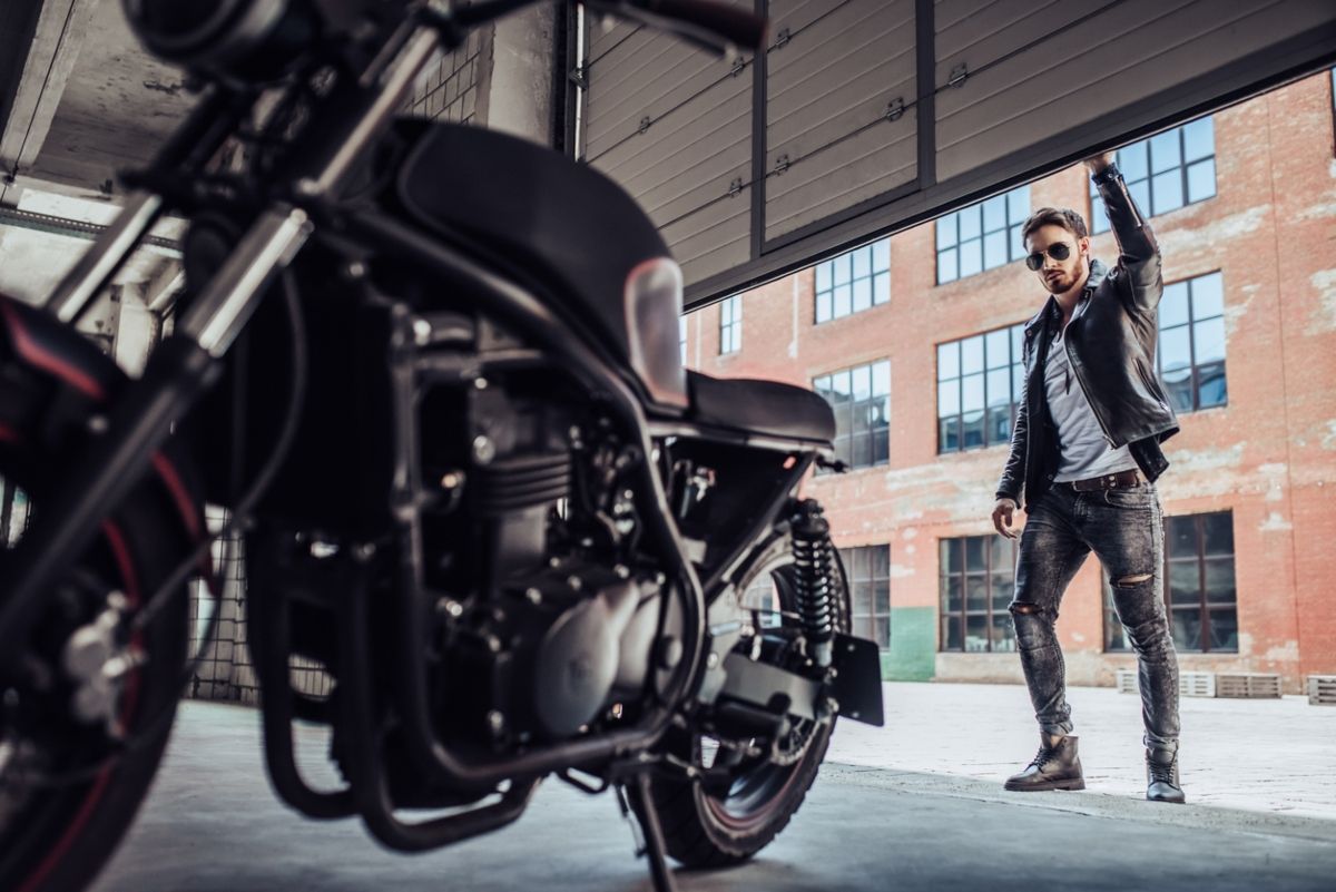Moto aparcada en garaje con la pata de cabra puesta. Fuente: iStock / Vasyl Dolmatov