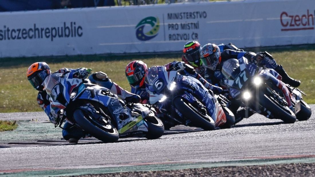 BMW lidera en las primeras vueltas ante TSR, Wojcik y SERT