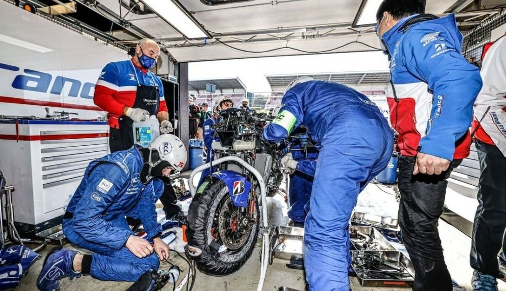 Los mecánicos del F.C.C. TSR Honda tratan de reparar la Fireblade