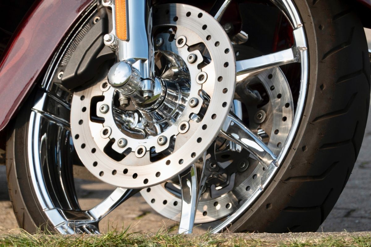 Imagen de una de las llantas de una moto. Fuente: iStock / deepblue4you