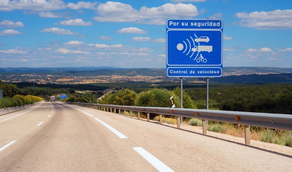 Aviso de radar. Fuente: iStock/herraez
