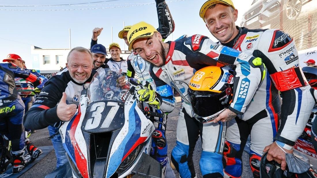 El equipo BMW celebra la primera victoria de la marca tras nueve años