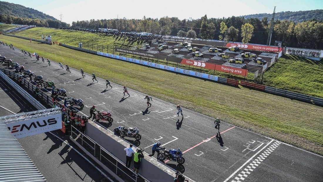 Momento exacto de la salida con los pilotos corriendo a por las motos