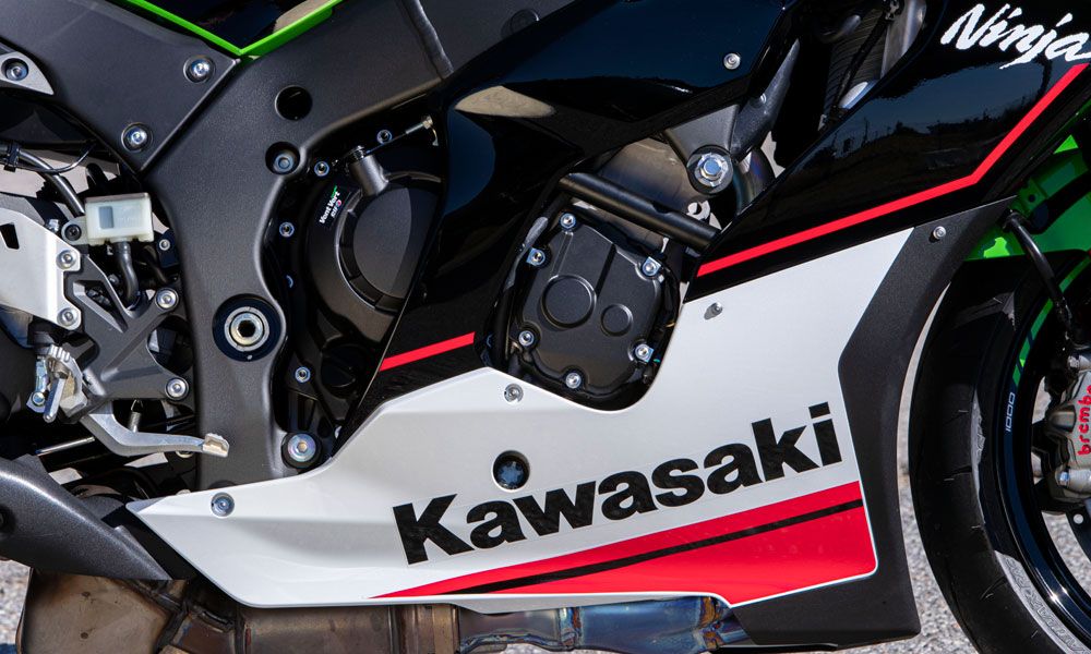 Kawasaki ZX-10R: El motor recibe un radiador de aceite para mejorar la refrigeración y cuenta con cuatro modos de gestión electrónica.