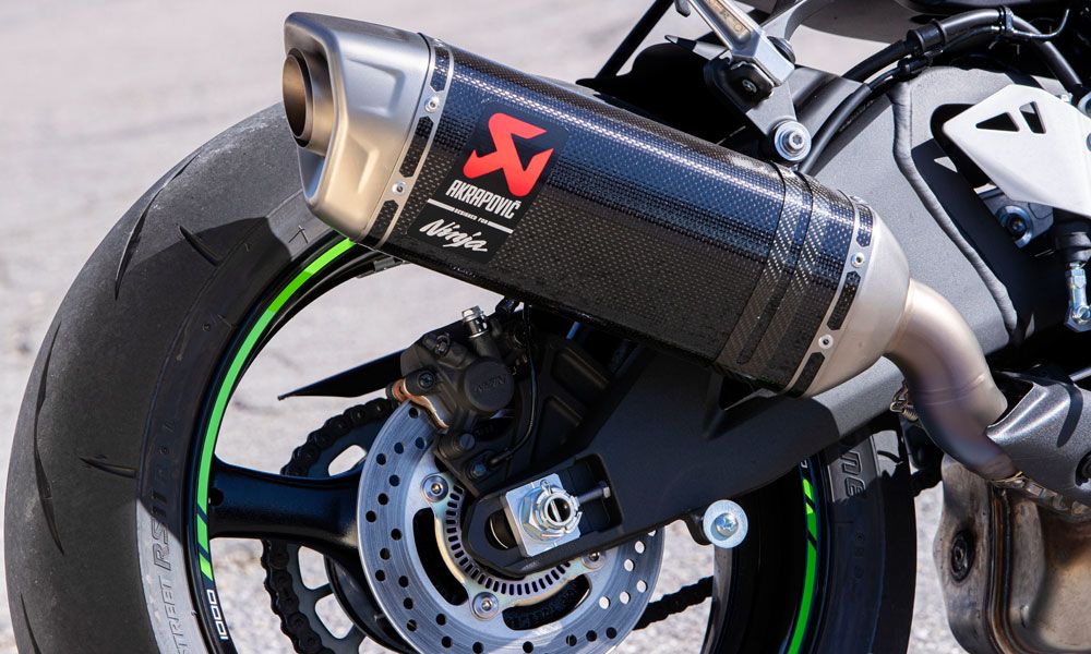 Kawasaki ZX-10R: El silenciador del escape es más largo y se ha reposicionado el catalizador para que se caliente más rápido y reduzca de manera más eficiente las emisiones