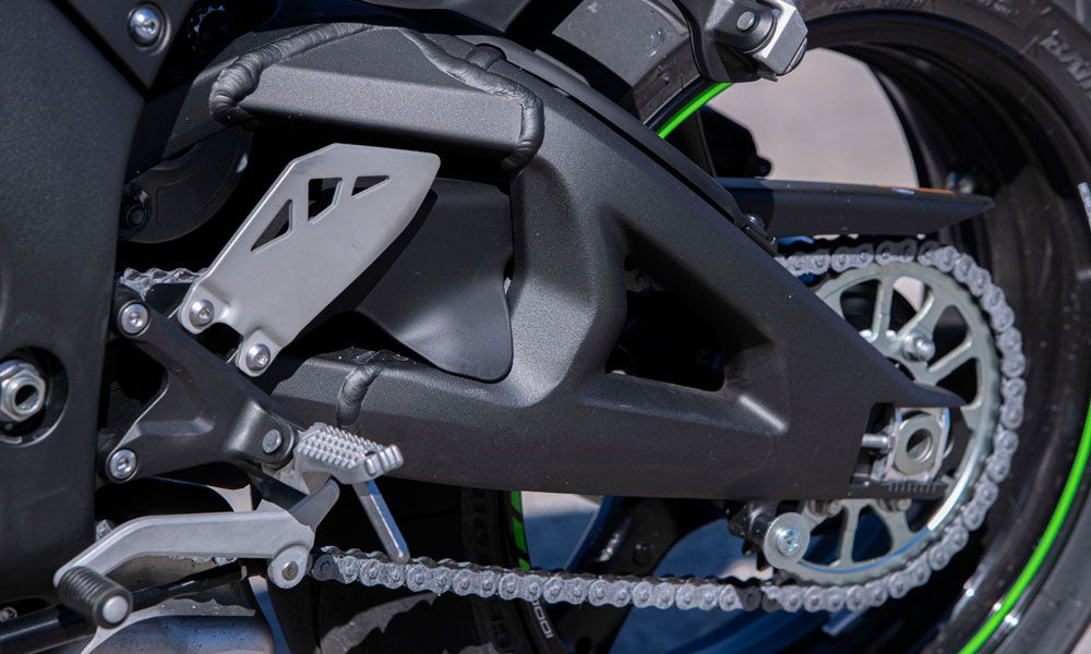 Kawasaki ZX-10R: El basculante se ha alargado 8 mm y su eje se ha bajado 1 mm