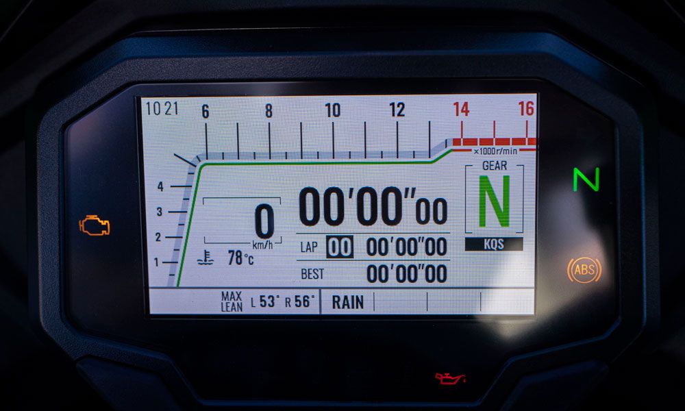 Kawasaki ZX-10R: La pantalla de la instrumentación cambia de fondo en función de la luz.