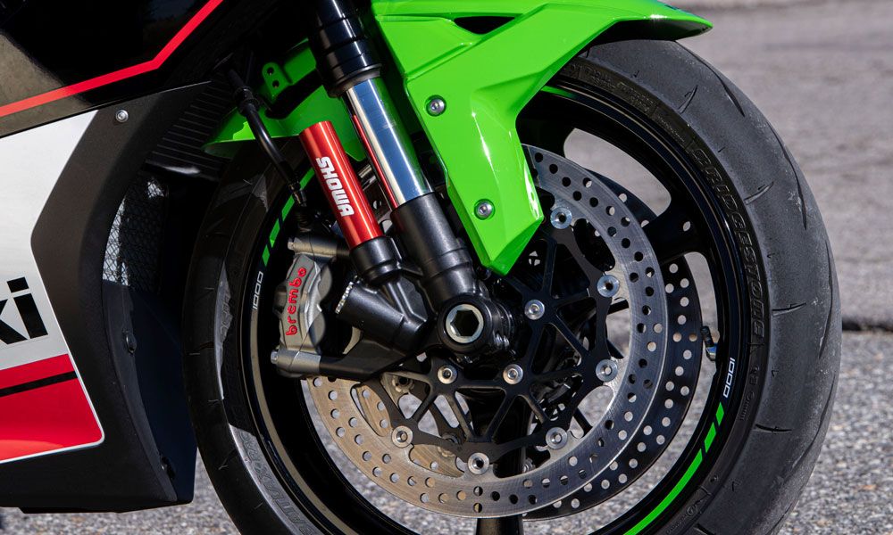 La horquilla Showa BFF recibe nuevos reglajes y se utilizan las pinzas Brembo M50 monobloque con discos de 330 mm y bomba radial.