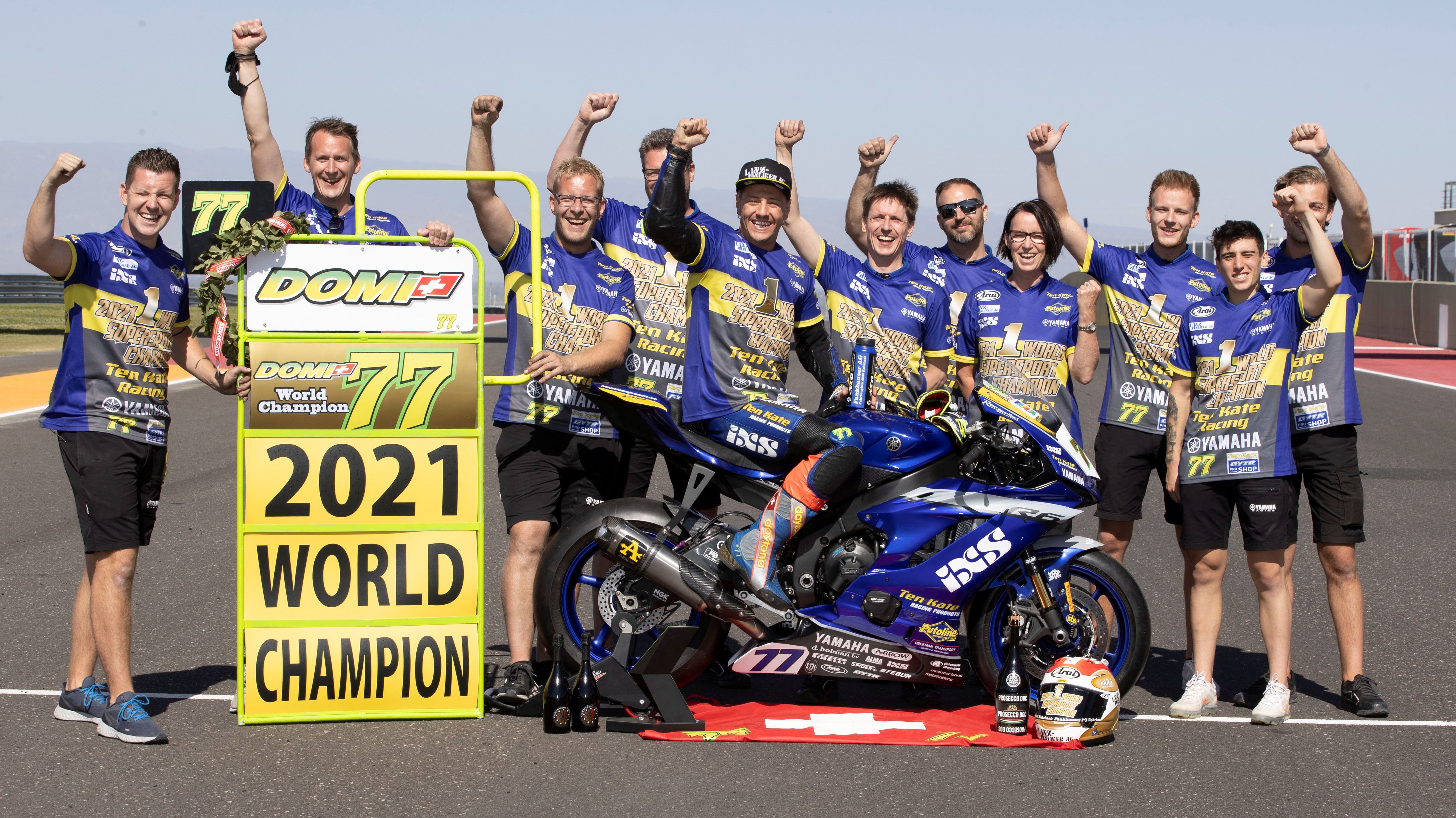 Dominique Aegerter y el Ten Kate Yamaha festejan el título mundial de Supersport 2021