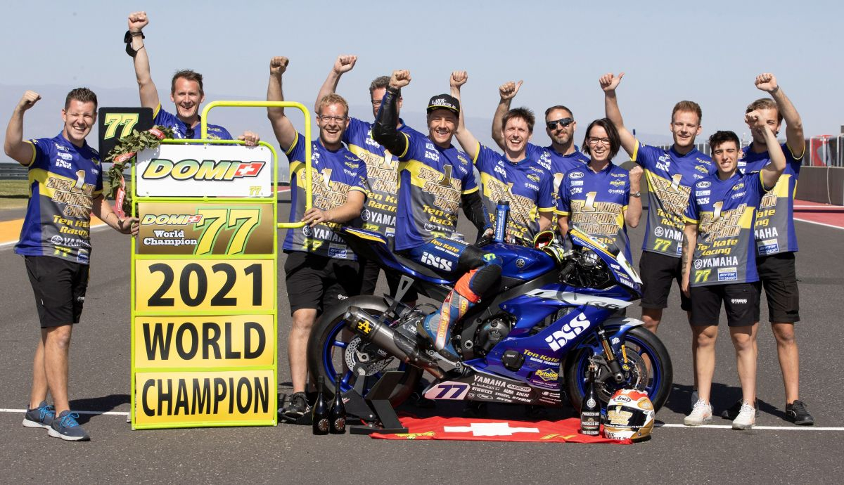 Dominique Aegerter y el Ten Kate Yamaha festejan el título mundial de Supersport 2021 Dominique Aegerter y el Ten Kate Yamaha festejan el título mundial de Supersport 2021