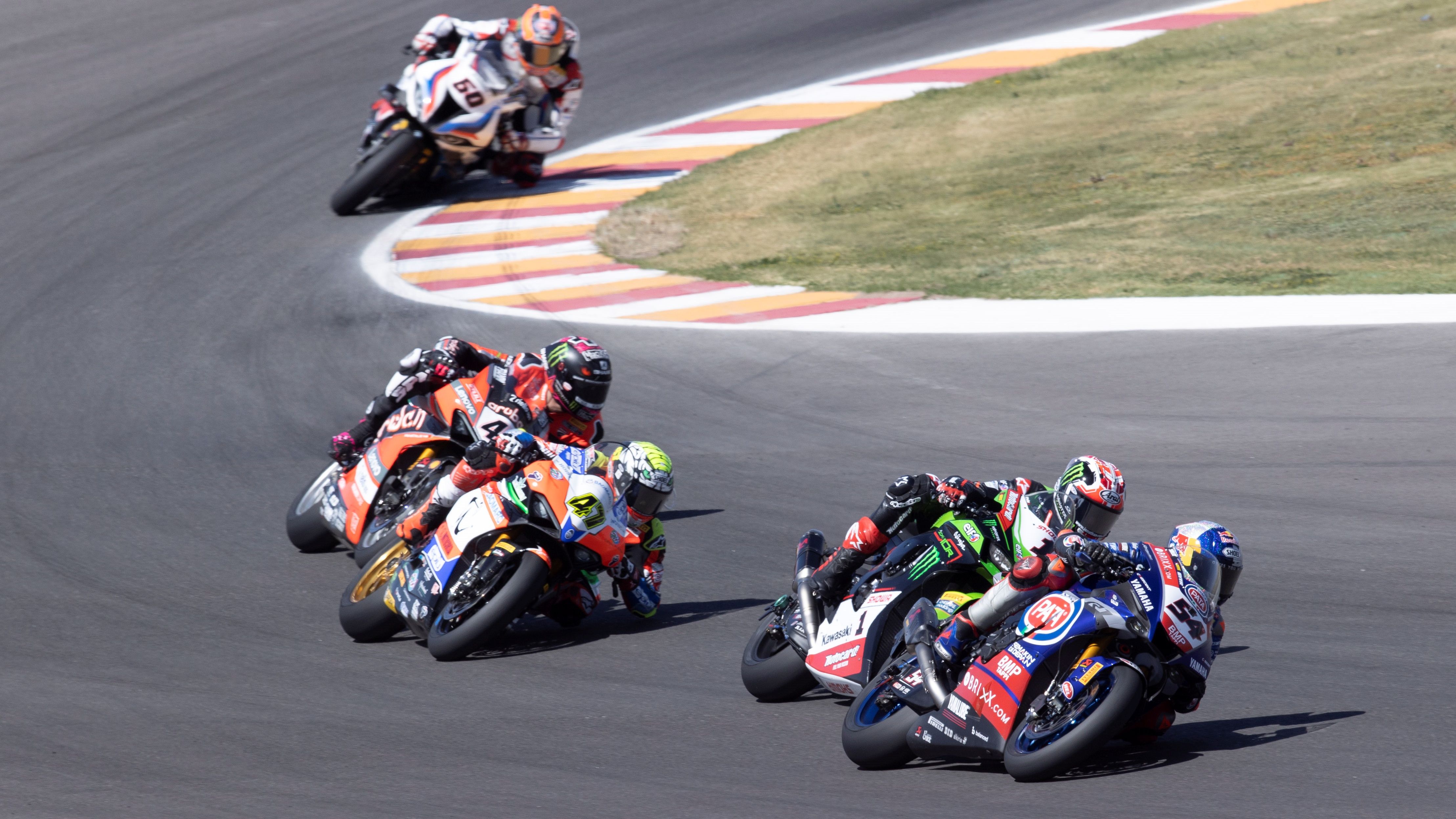 Jonathan Rea busca el interior de Toprak Razgatlioglu ante Axel Bassani, Scott Redding y Michael van der Mark