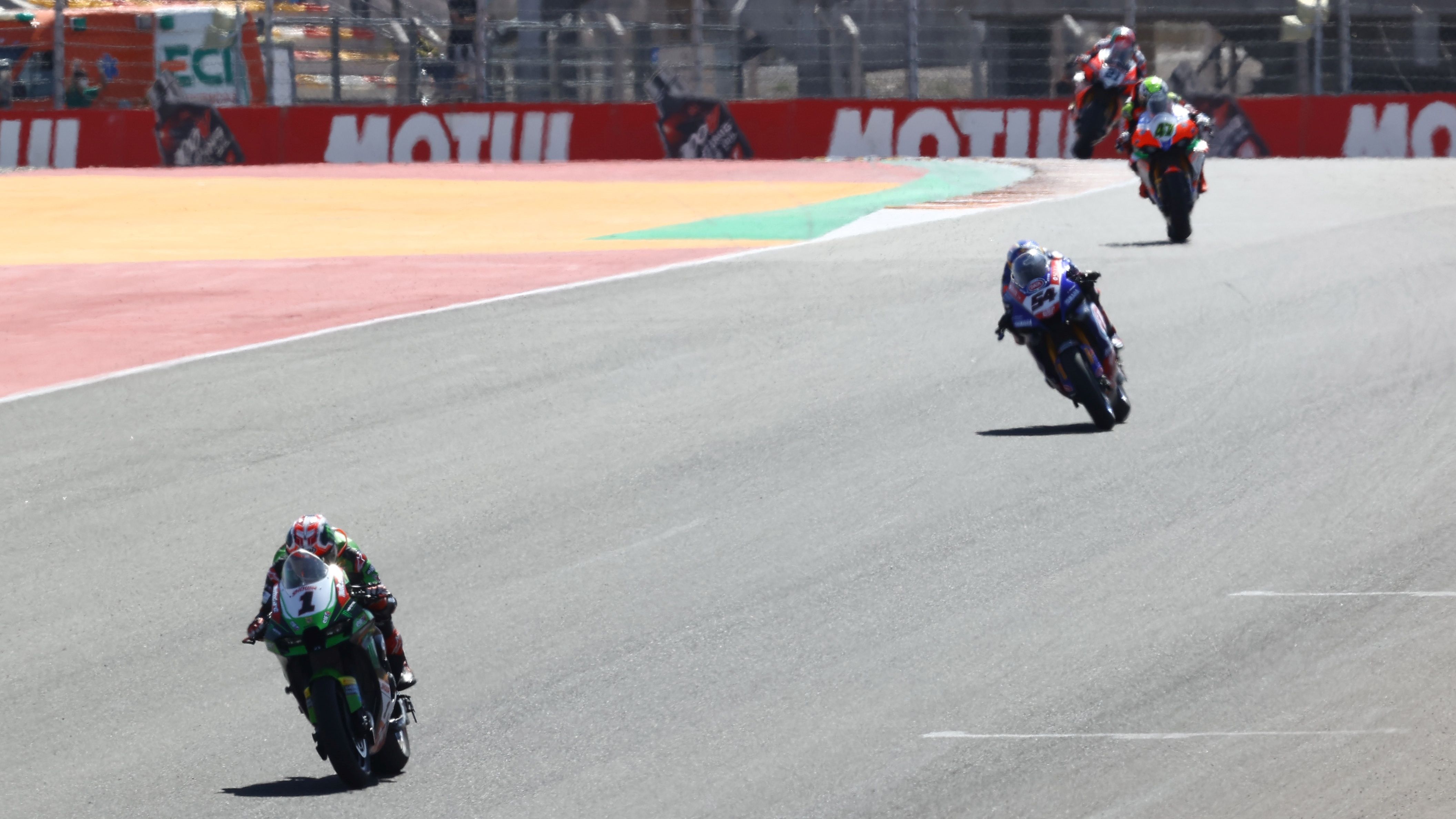 Jonathan Rea se escapa de Toprak Razgatlioglu y Axel Bassani