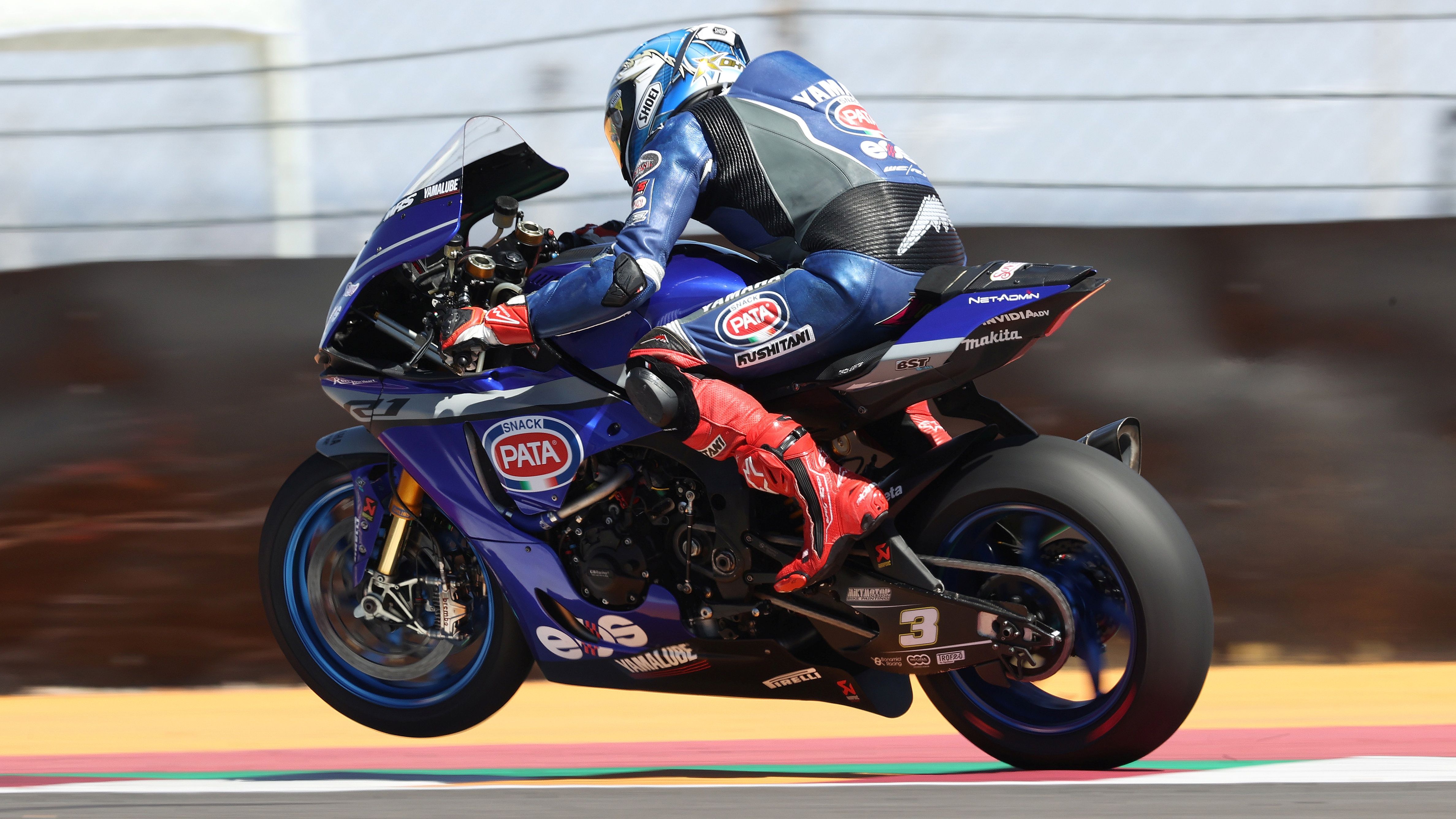 Kohta Nozane retorciendo el acelerador de su Yamaha YZF R1