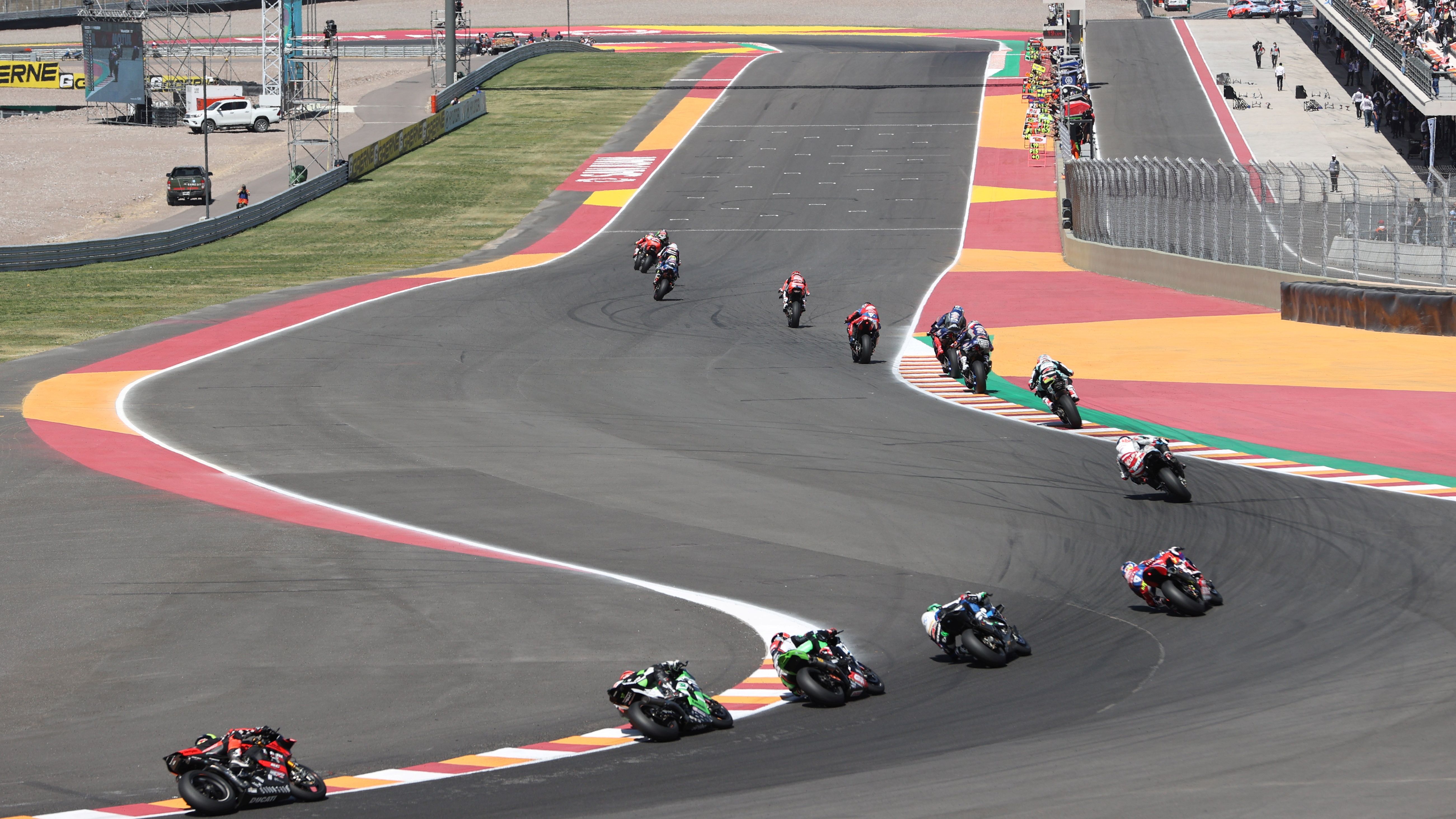 Los pilotos de Superbike ruedan estirados en los primeros compases de carrera