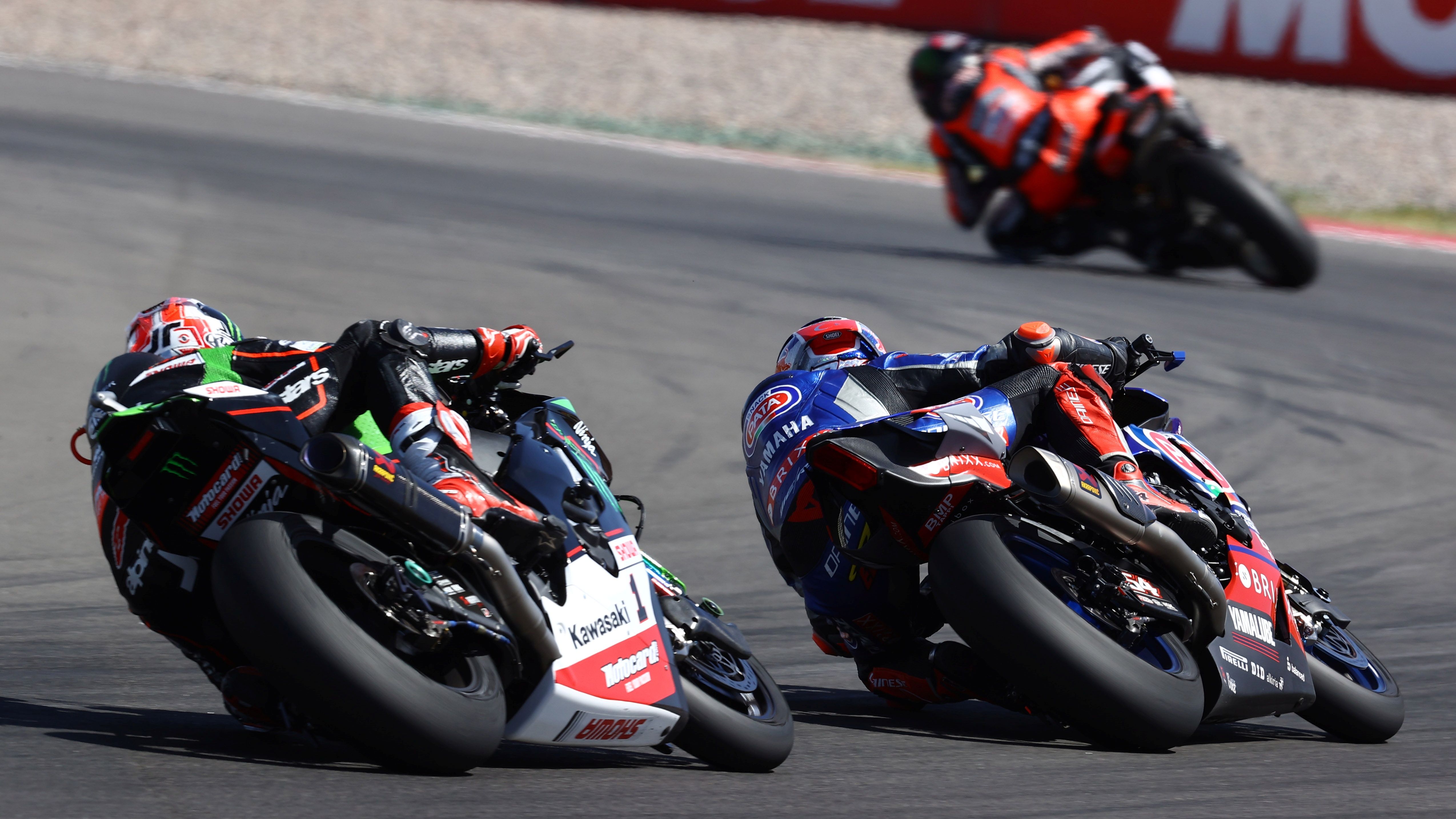 Scott Redding se escapa de Toprak Razgatlioglu y Jonathan Rea