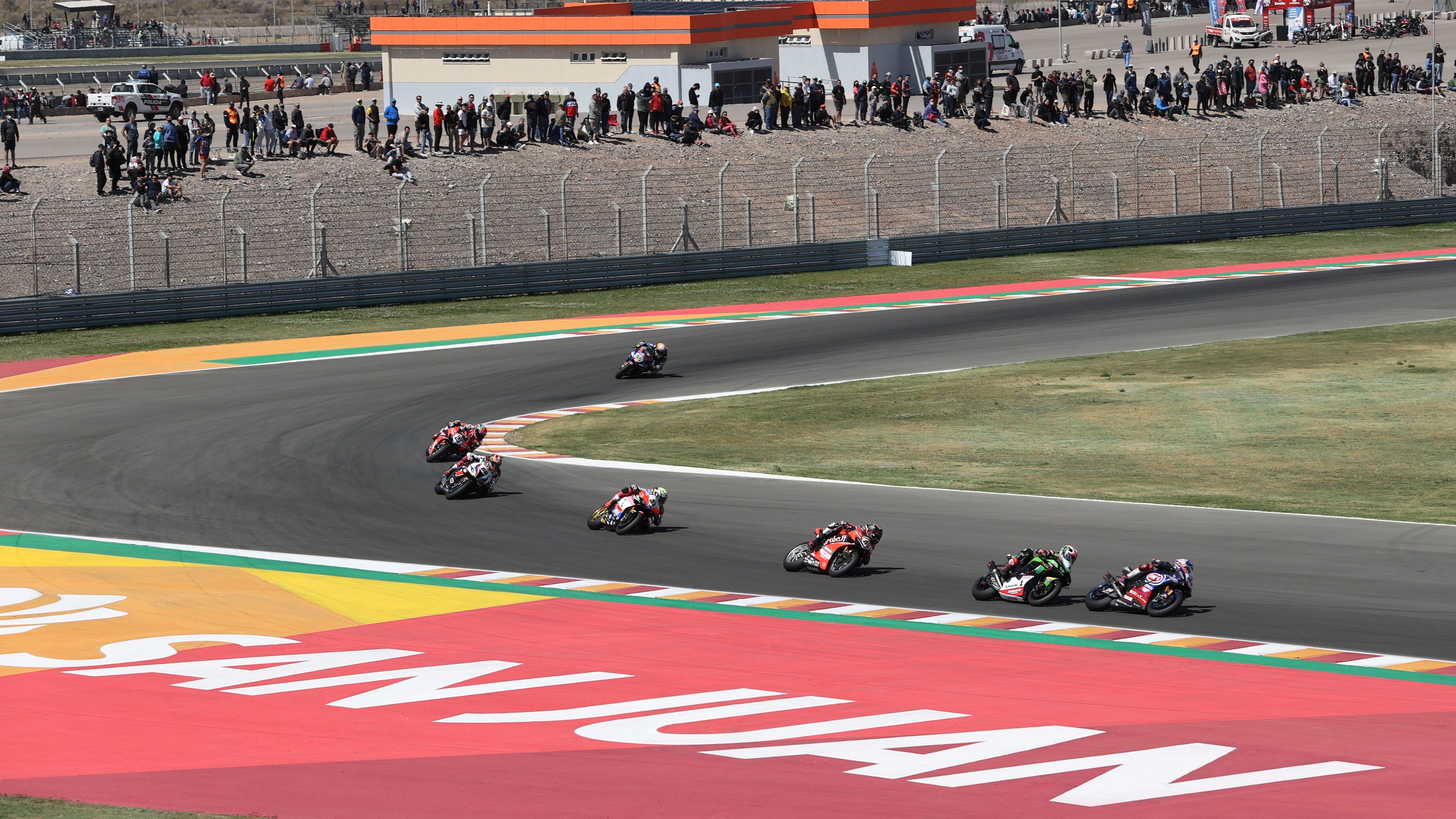 Toprak Razgatlioglu y Jonathan Rea comandan el numeroso grupo en San Juan Villicum