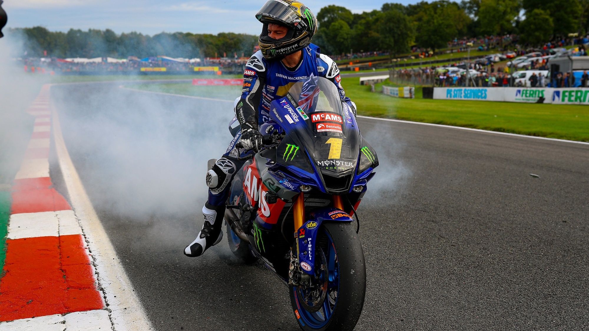 Tarran MacKenzie festeja su título del British Superbike 2021