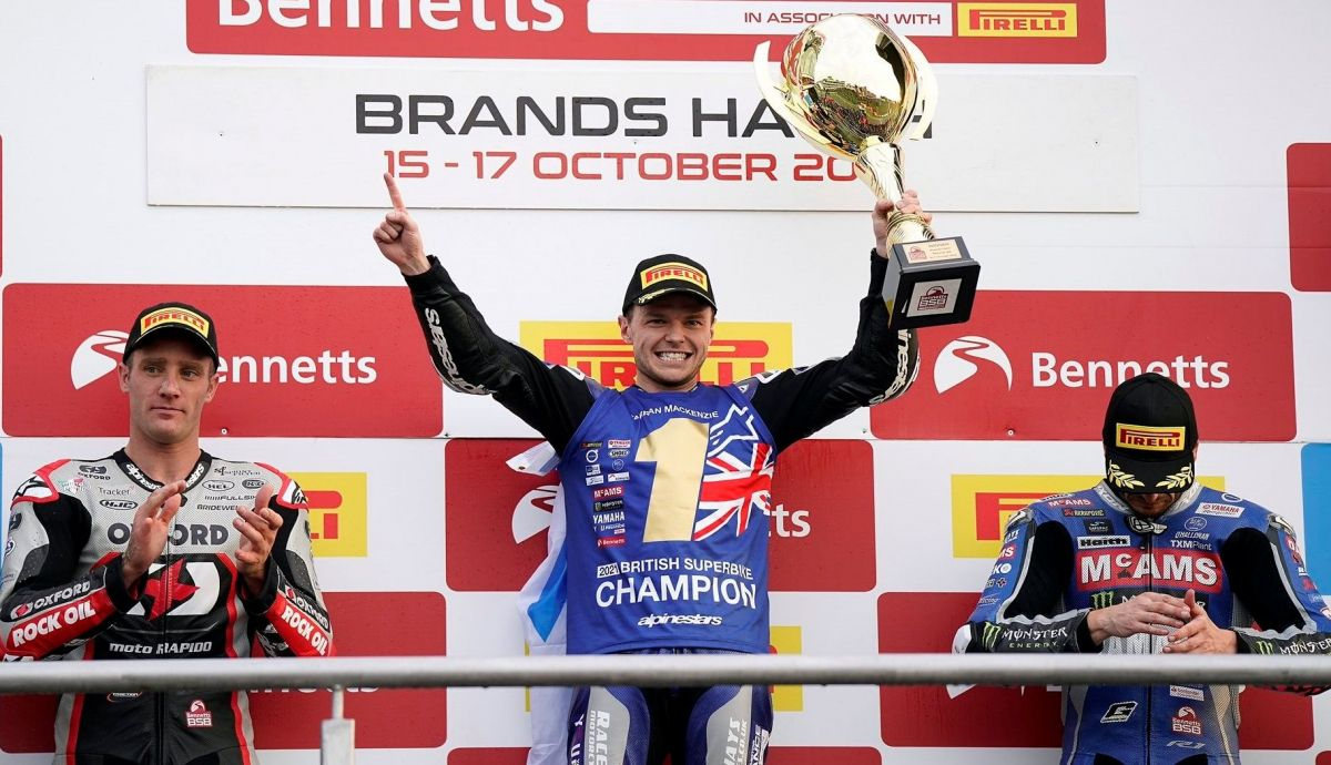 Tarran MacKenzie celebra su título ante Tommy Bridewell y Jason O'Halloran Tarran MacKenzie celebra su título ante Tommy Bridewell y Jason O'Halloran