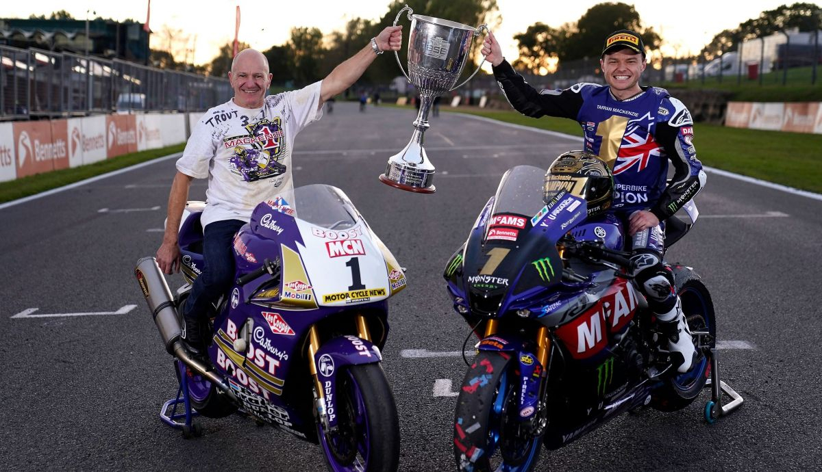 Tarran MacKenzie festeja el título con su padre Niall MacKenzie, tricampeón del BSB