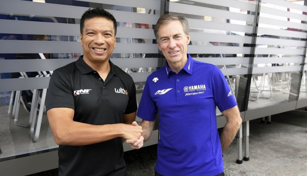 Razlan Razali y Lin Jarvis escenifican el acuerdo entre RNF MotoGP Team y Yamaha