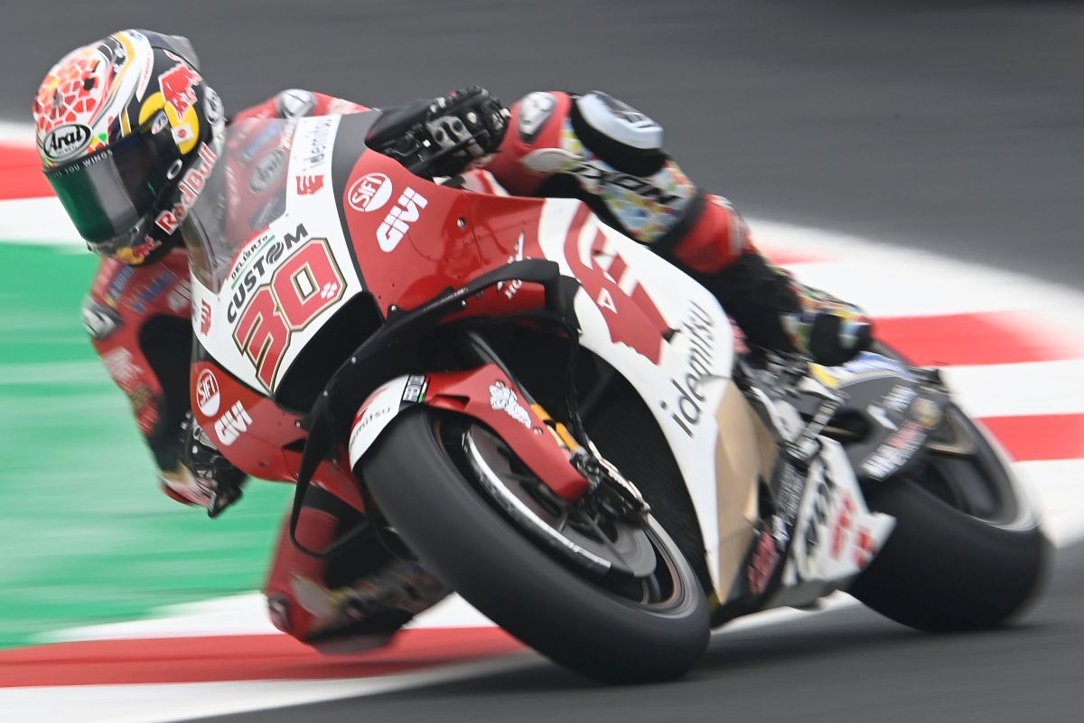 Moto participante en una carrera de MotoGP, distinta de Superbike. Fuente: GoldandGoose