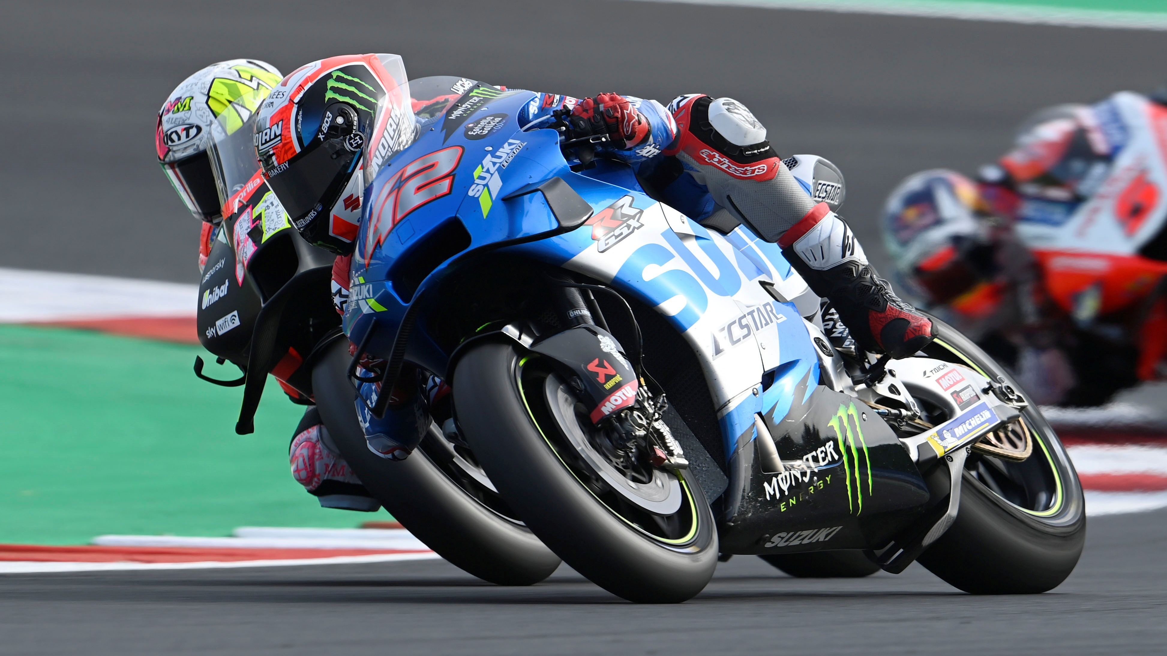 Aleix Espargaró se mete por el interior a Álex Rins