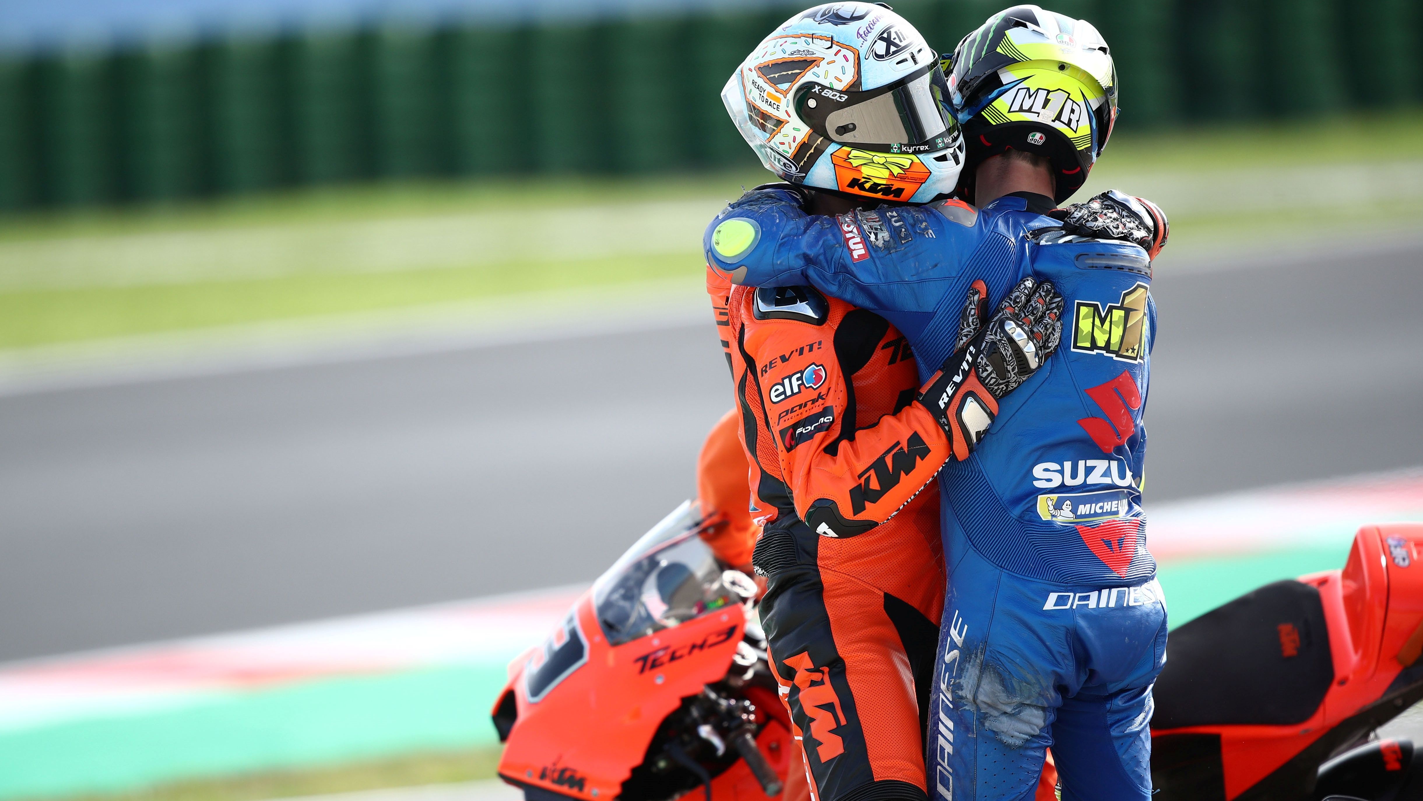Danilo Petrucci y Joan Mir se abrazan tras irse al suelo