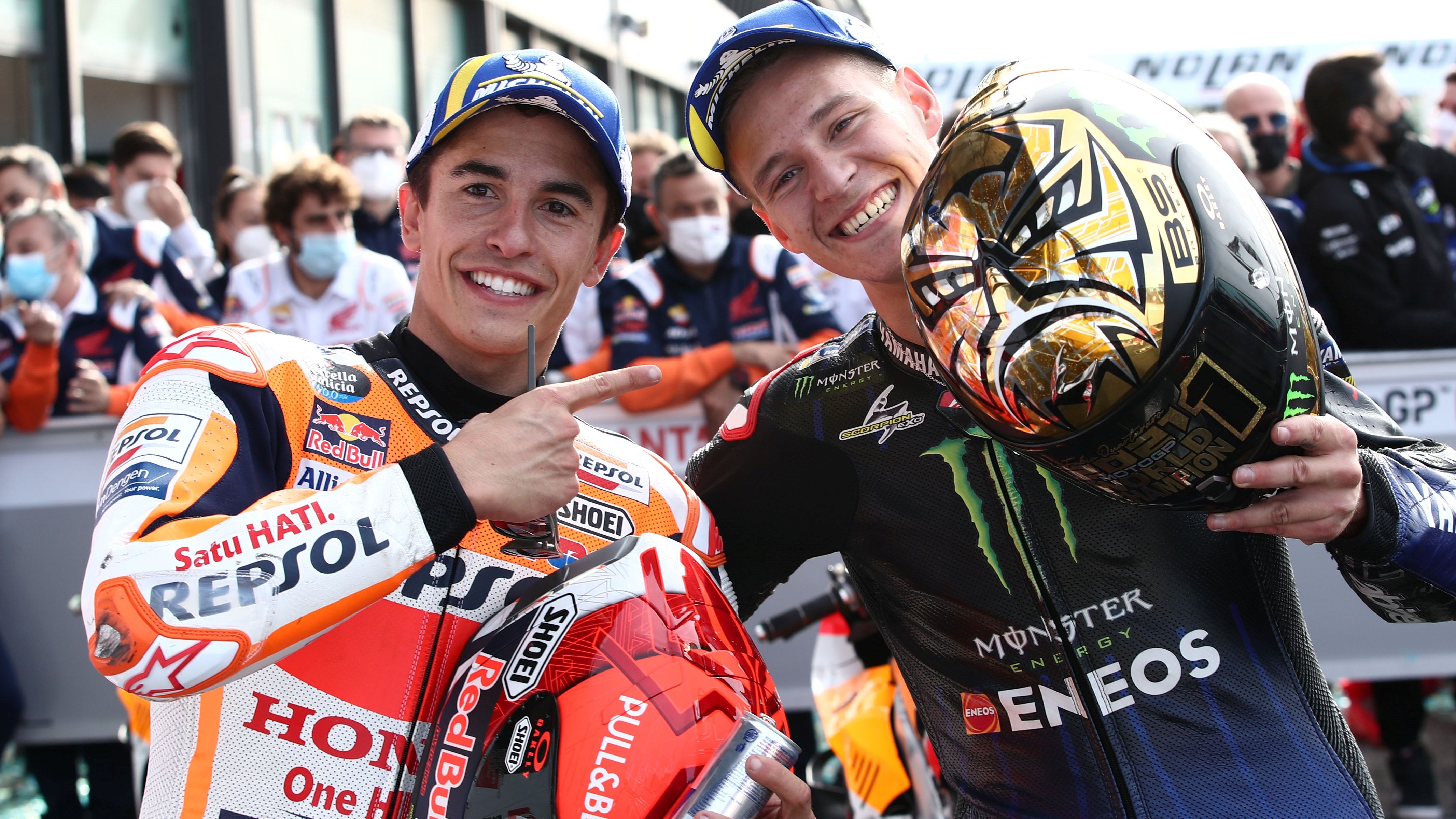 El ganador Marc Márquez felicita al campeón Fabio Quartararo