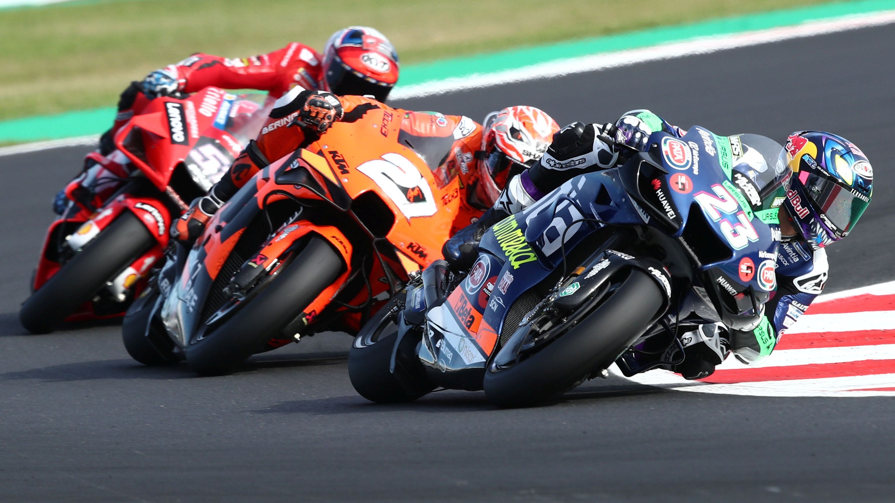 Enea Bastianini seguido por Iker Lecuona y Michele Pirro