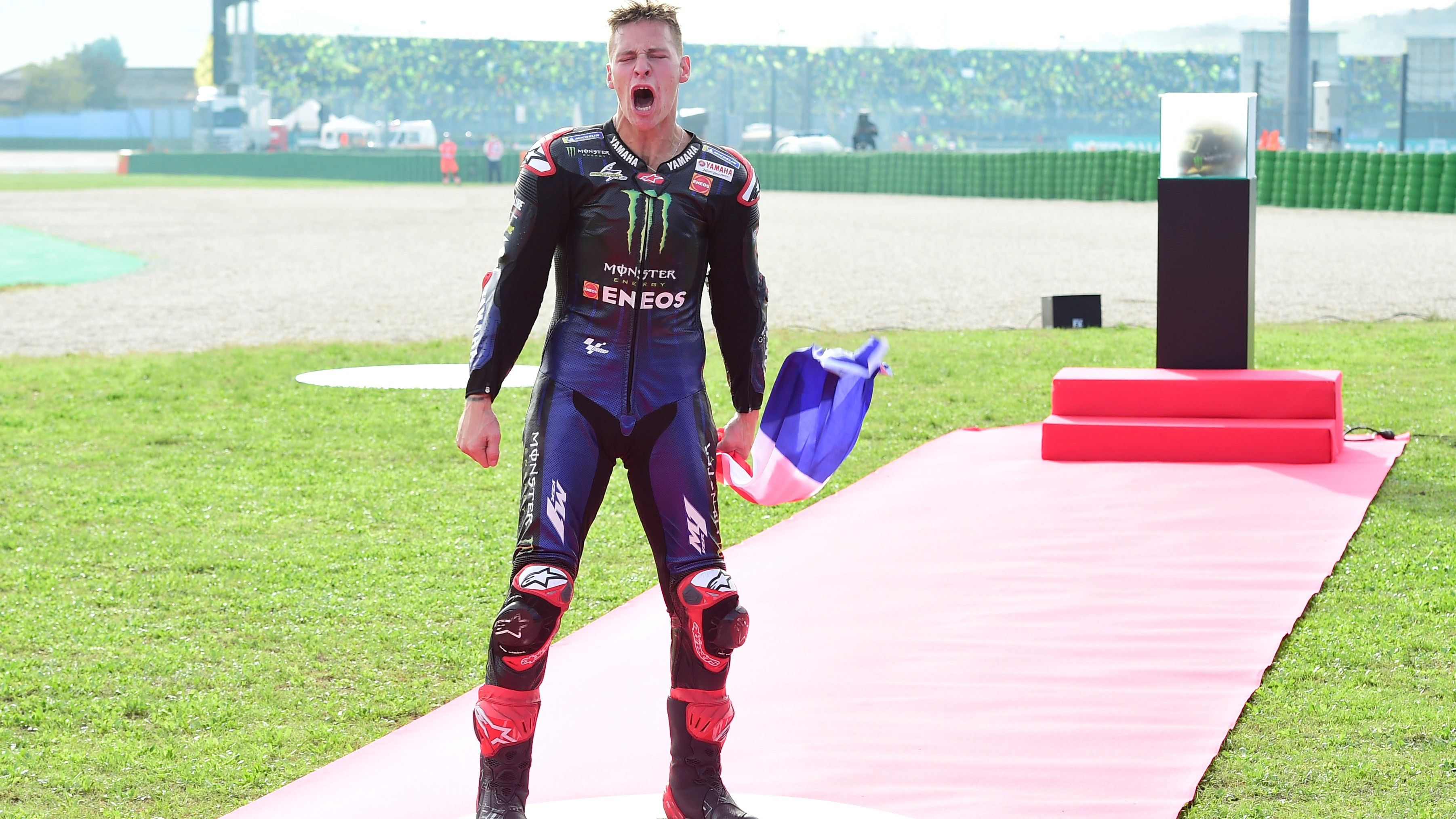 Fabio Quartararo con la bandera de Francia, que se estrena en el palmarés de MotoGP