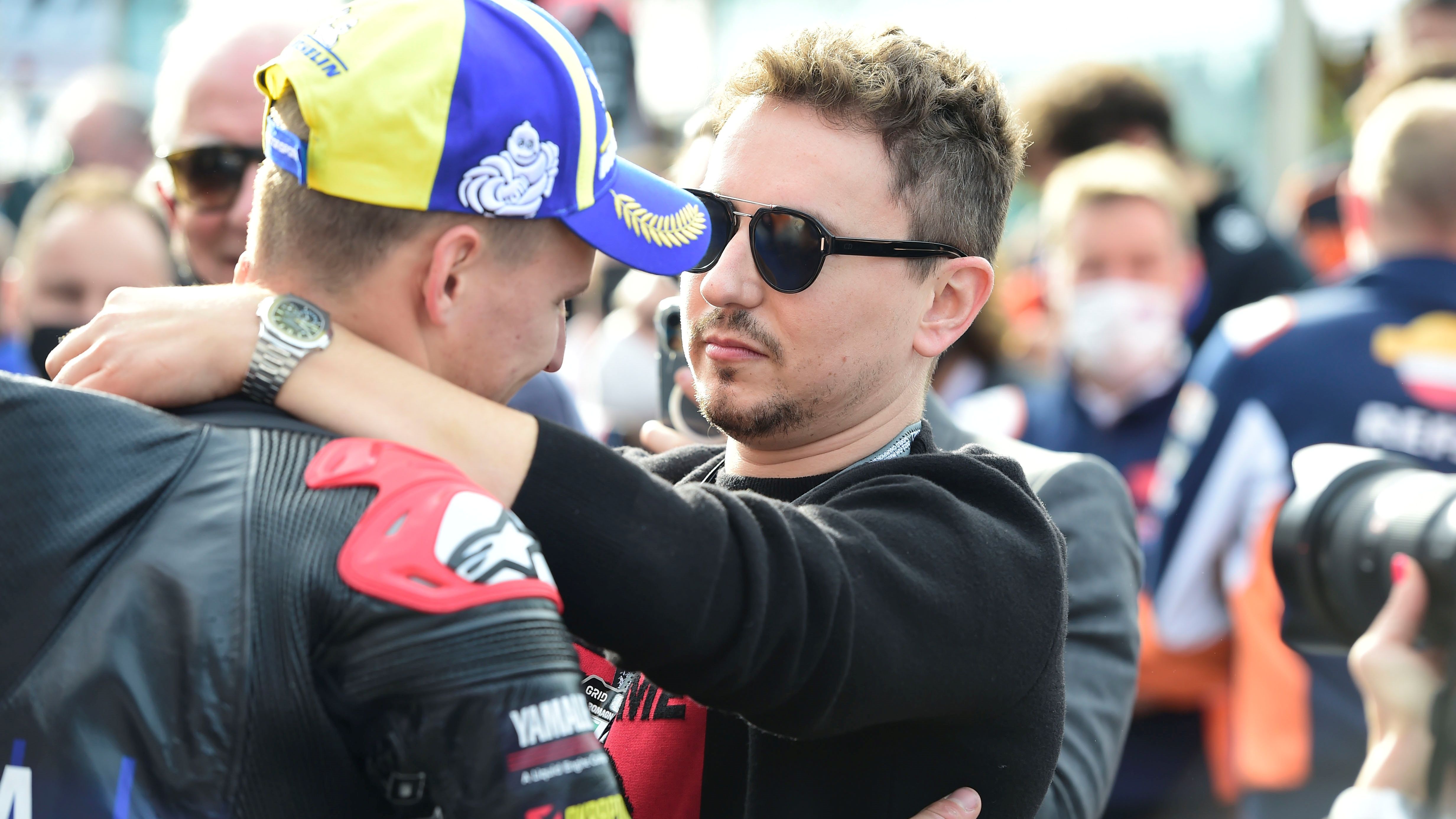 Fabio Quartararo felicitado por Jorge Lorenzo, que hasta ahora era el último campeón de MotoGP con Yamaha