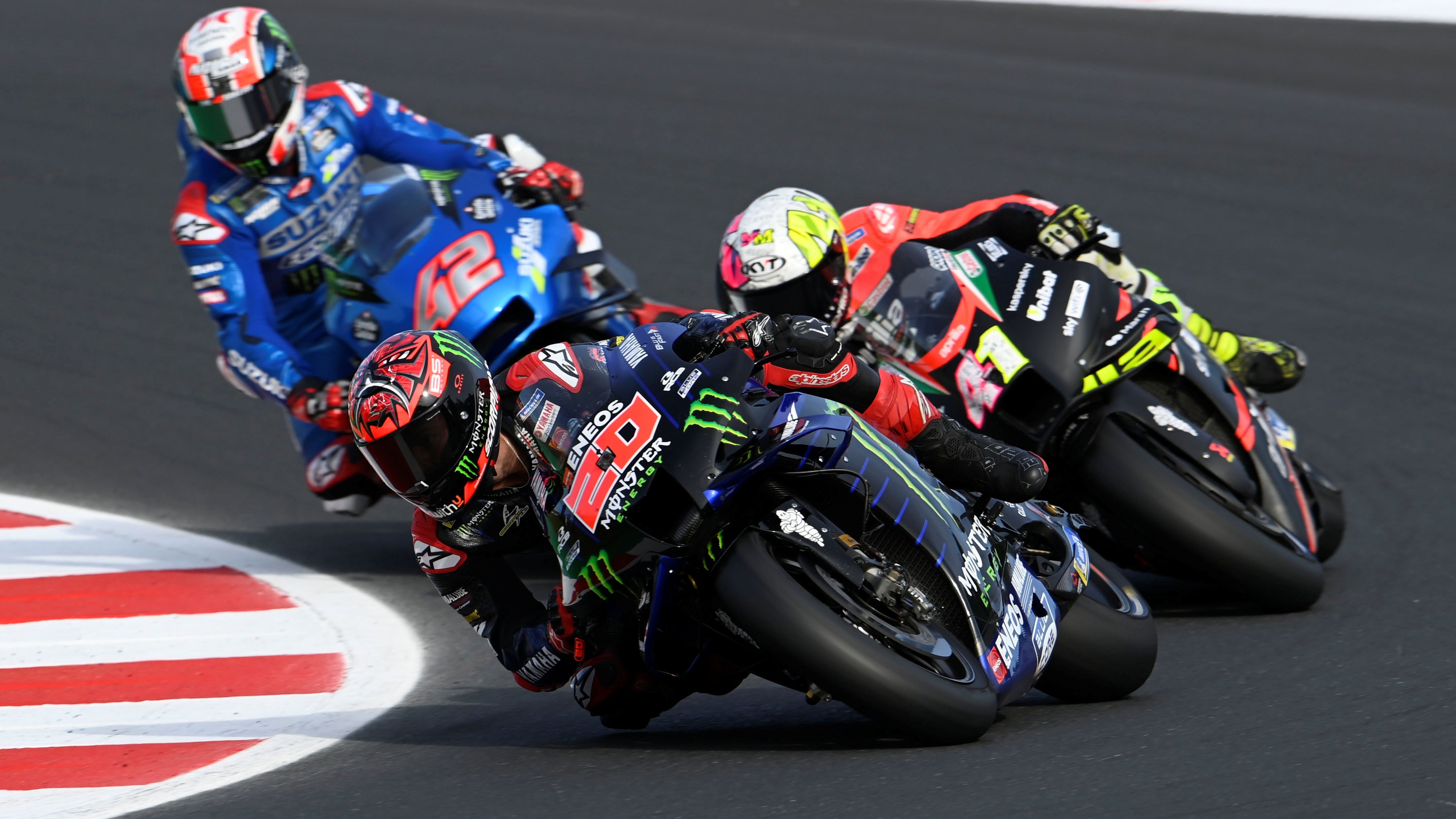 Fabio Quartararo por delante de Aleix Espargaró y Álex Rins
