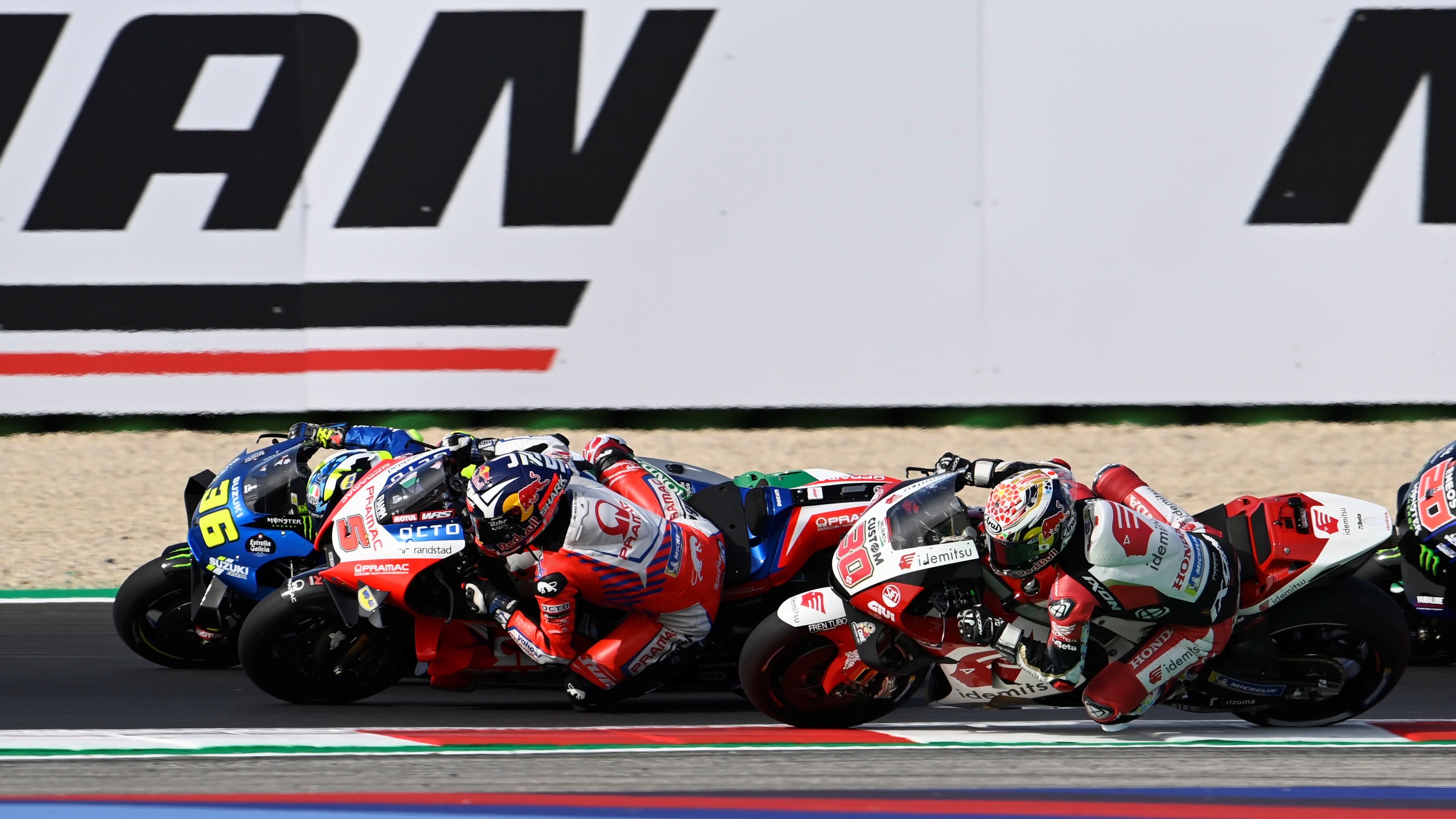 Johann Zarco supera a Joan Mir en presencia de Takaaki Nakagami y Fabio Quartararo