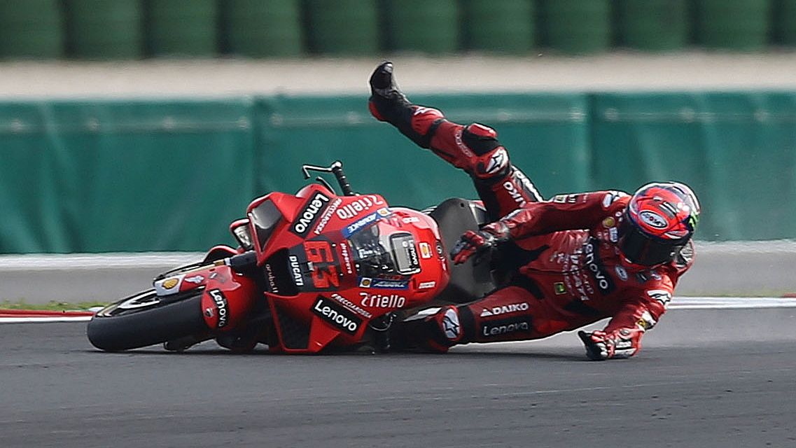 La caída de Pecco Bagnaia que convertía en campeón a Fabio Quartararo
