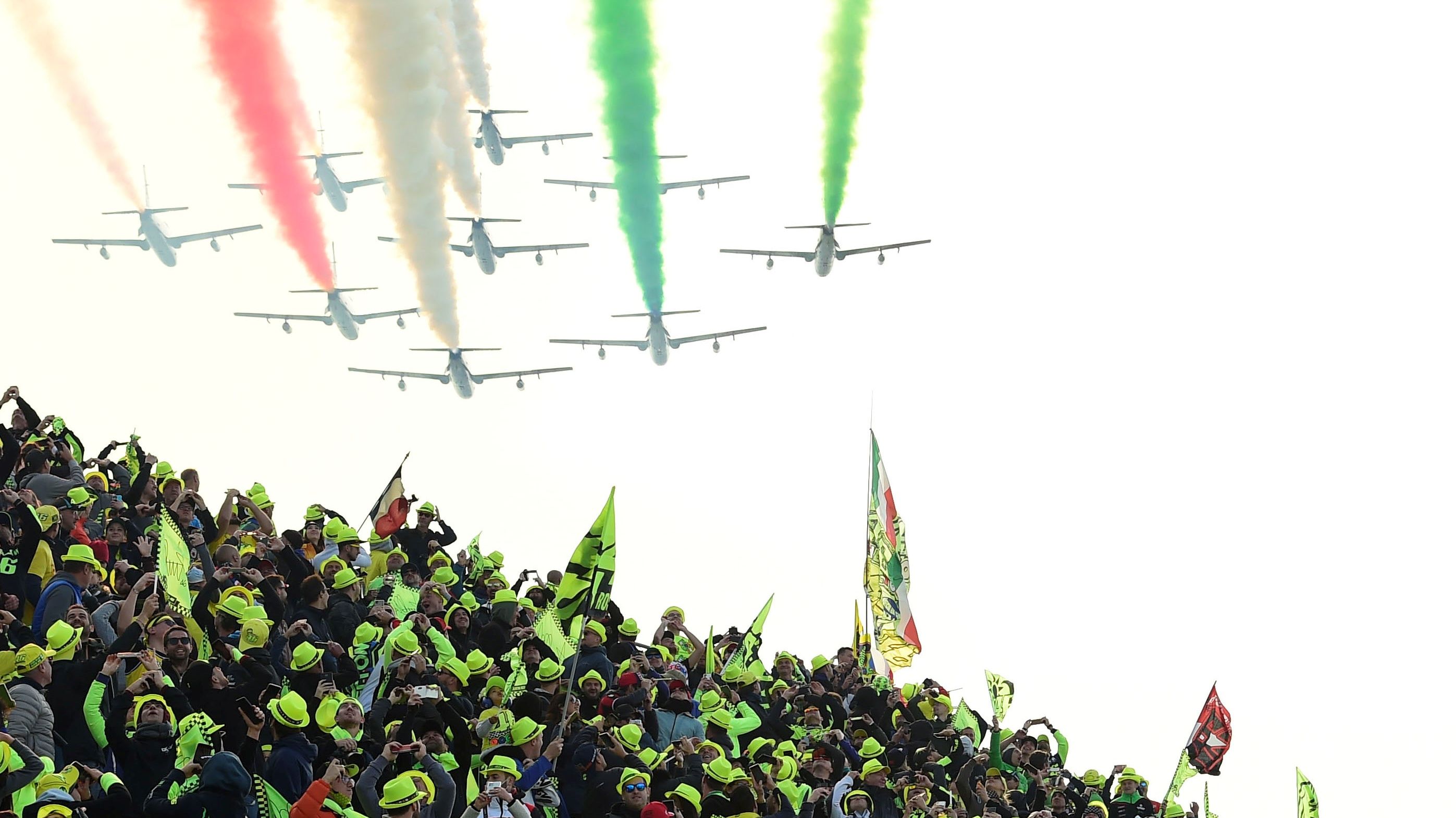 Los aviones dibujan la tricolore en el cielo por encima del amarillo de los rossistas