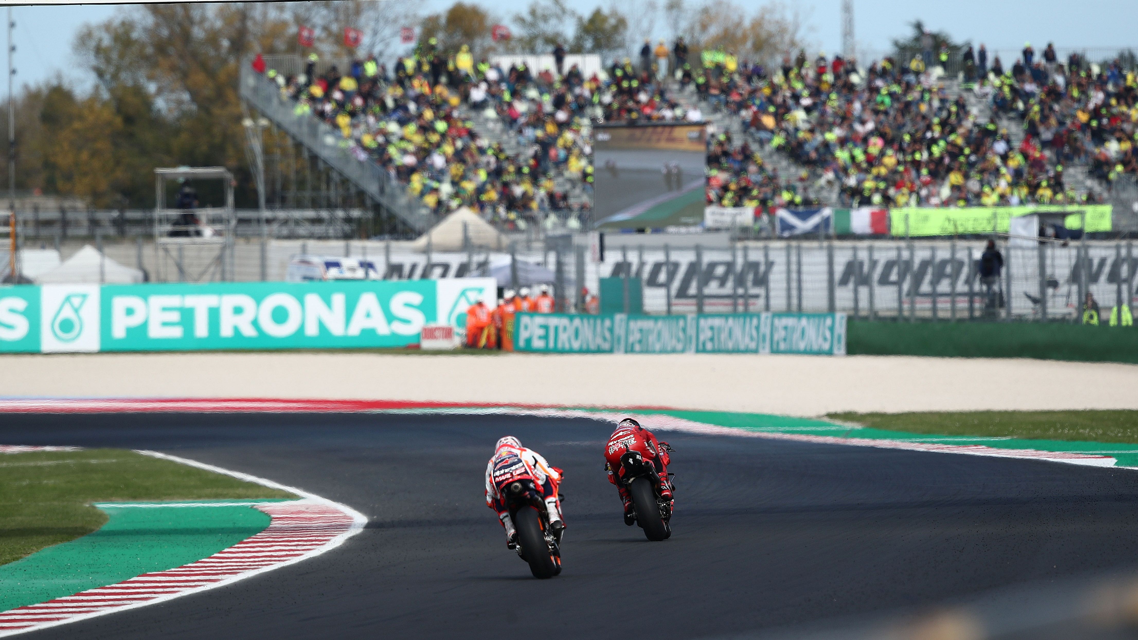 Marc Márquez intenta agarrarse a la rueda de Pecco Bagnaia