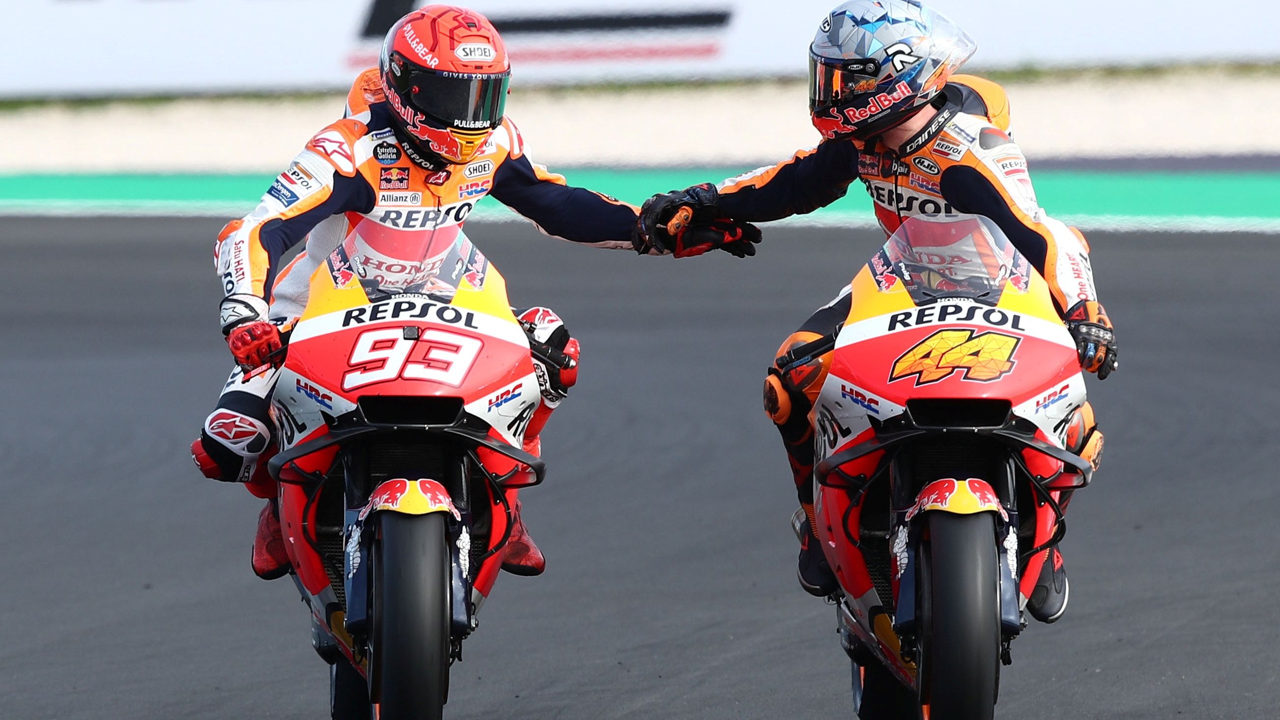 Marc Márquez y Pol Espargaró se felicitan tras conseguir el doblete